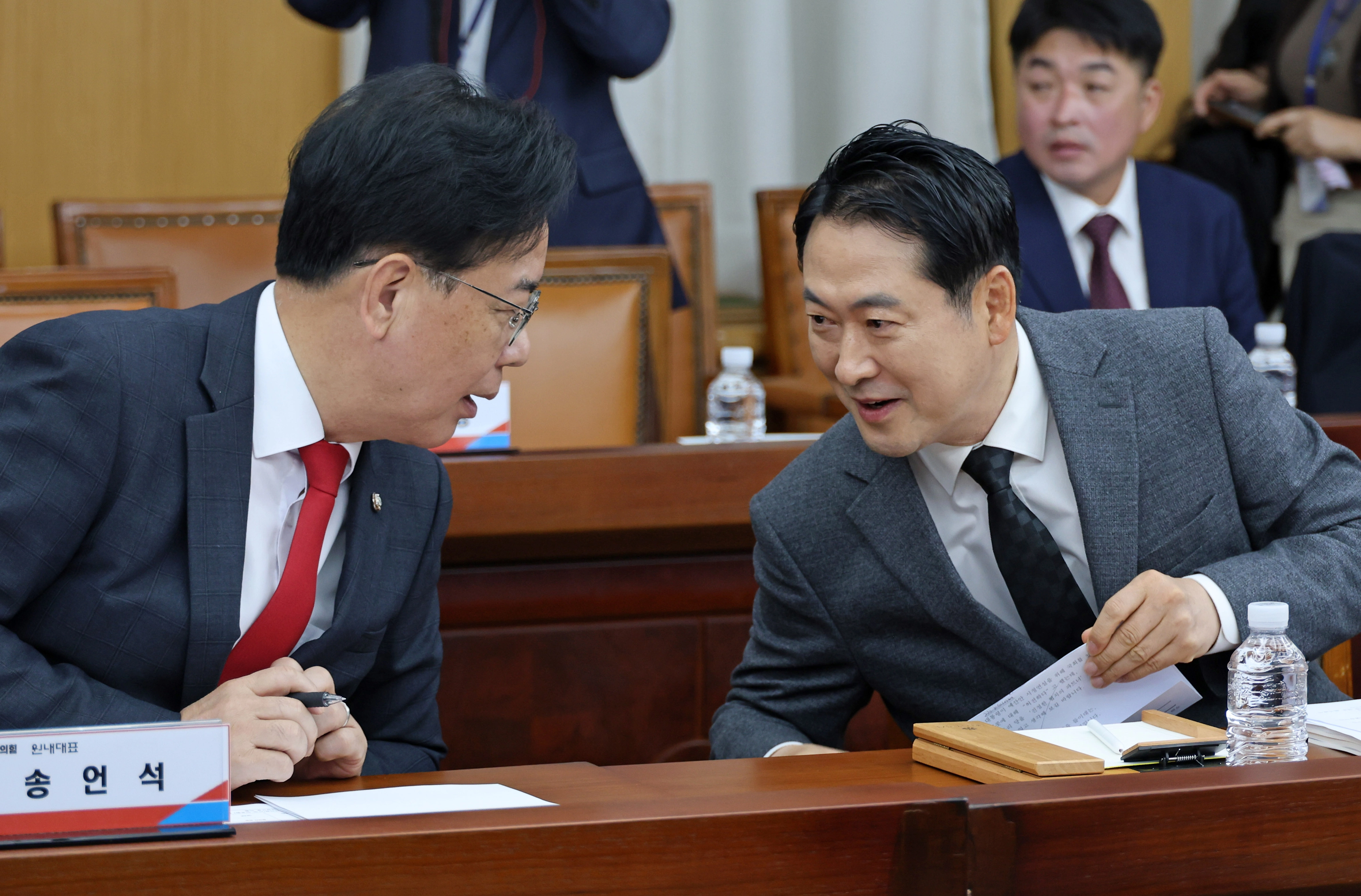 충청 현안 해결 나선 野  5일 장동혁(오른쪽) 국민의힘 대표가 대전시청에서 열린 국민의힘 충청권 지역민생 예산정책협의회에서 송언석 원내대표와 대화하는 모습.
대전 연합뉴스