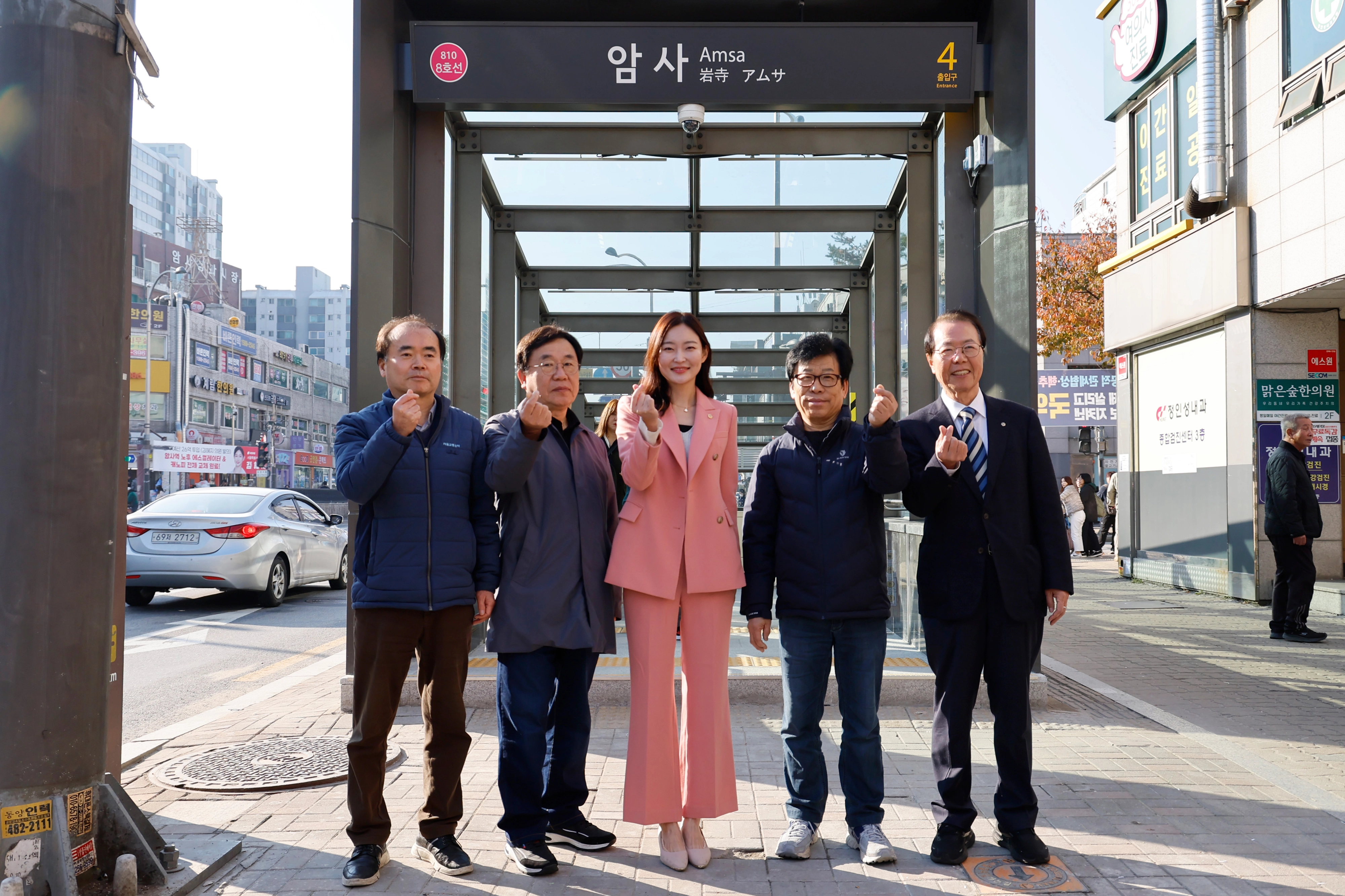 암사역 4번출구 에스컬레이터 및 캐노피 전면교체 개통식에서 캐노피 앞을 배경으로 기념사진을 찍은 김혜지 의원(가운데)