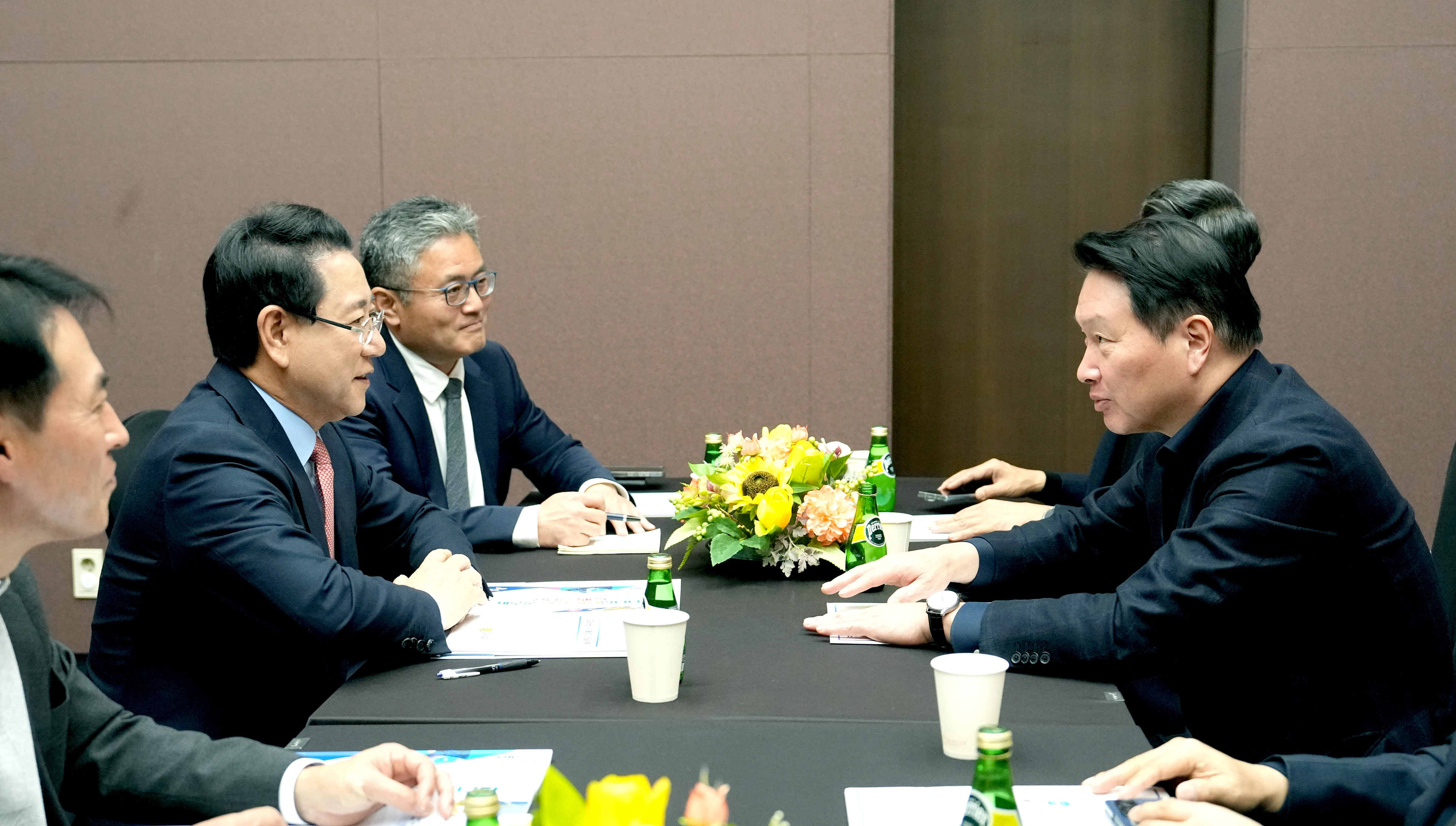 김영록 전남지사가 지난 3일 서울 코엑스에서 최태원 SK 회장과 오픈AI AI 데이터센터 등과 관련해 면담하고 있다.
전남도 제공