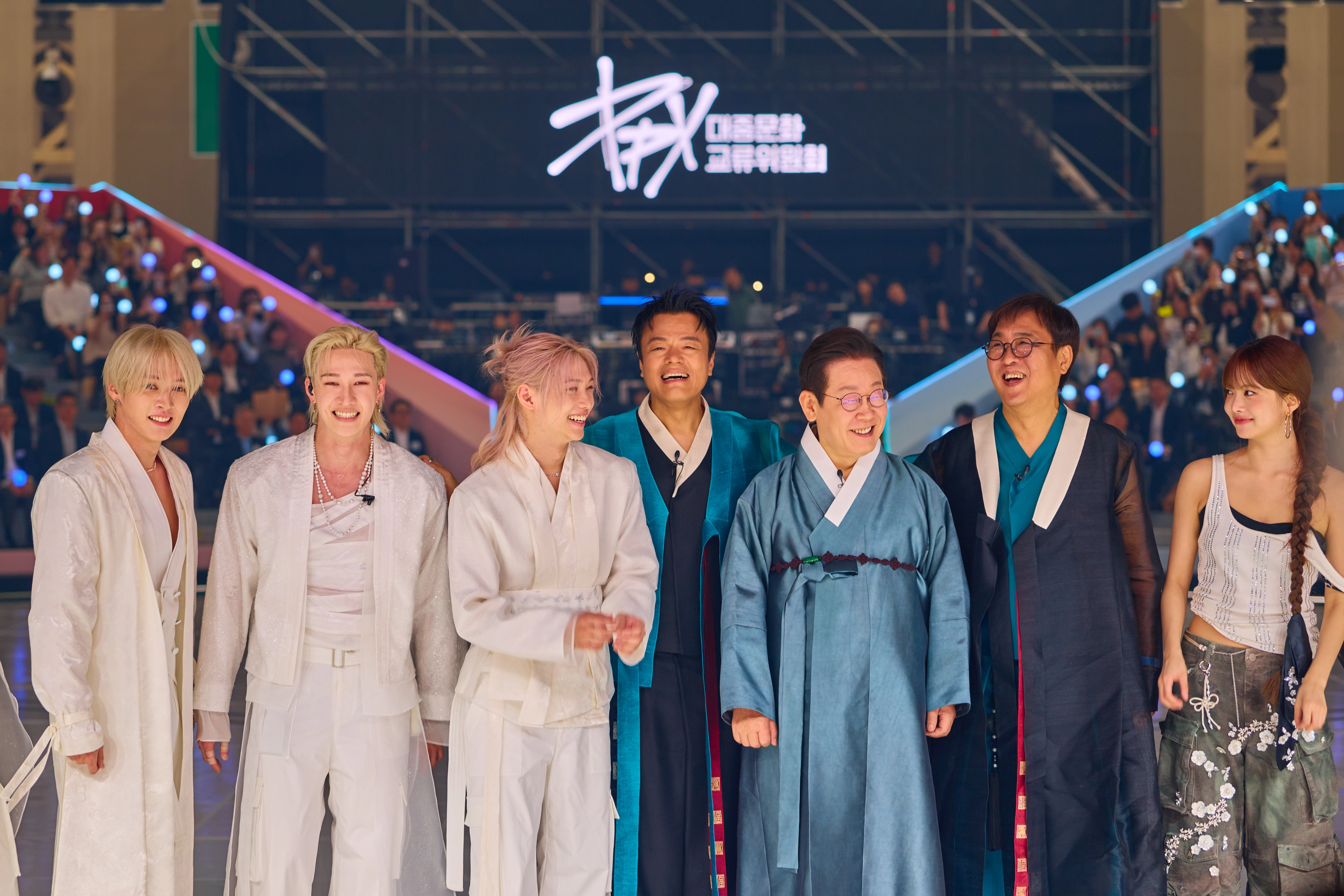 K팝 아이돌과 기념촬영하는 이재명 대통령  이재명 대통령이 1일 경기 고양시 킨텍스에서 열린 대중문화교류위원회 출범식에서 박진영 공동위원장 및 스트레이키즈, 르세라핌과 기념촬영을 하고 있다. 2025.10.1 대통령실 제공.