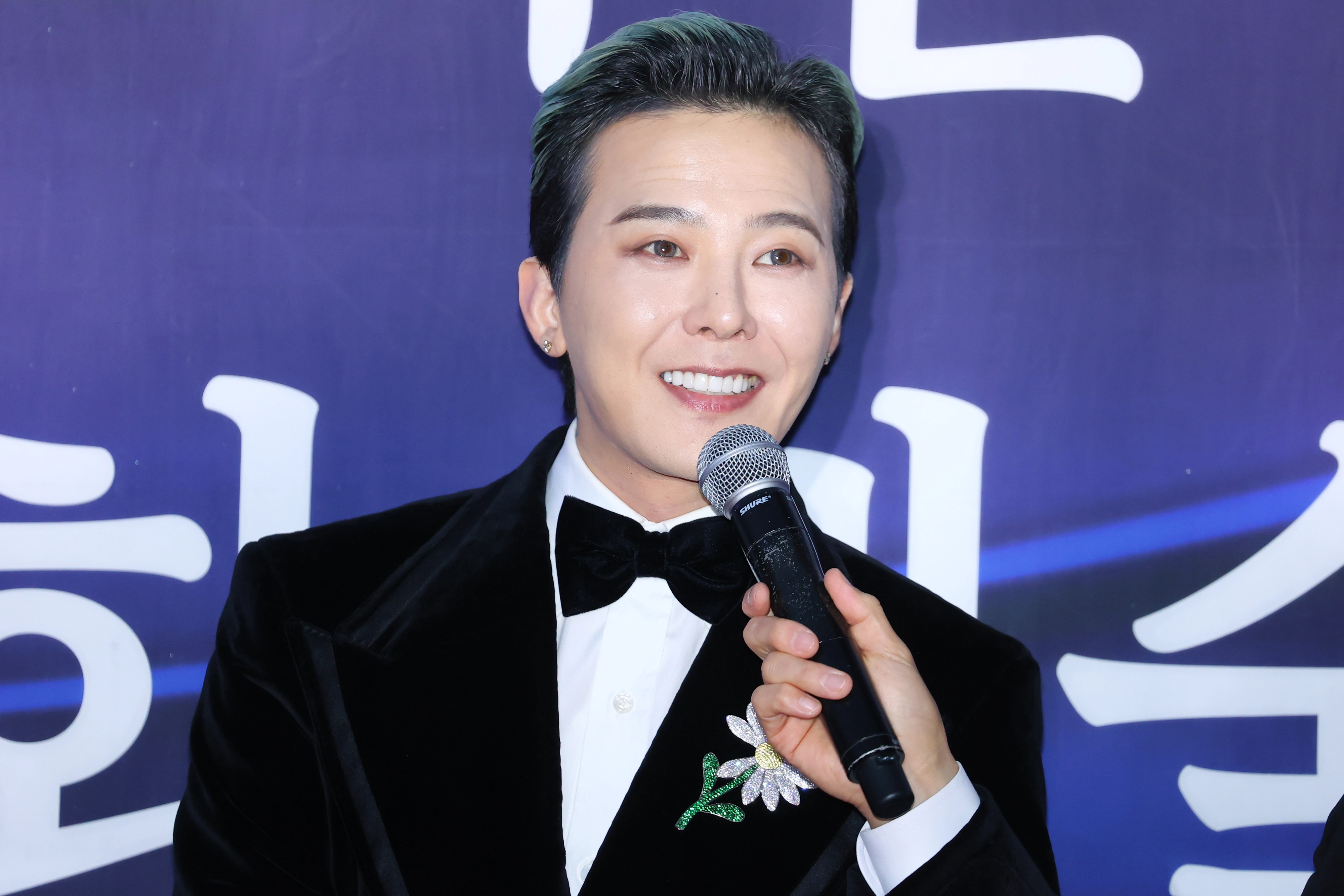 옥관문화훈장 수상자 지드래곤  가수 지드래곤이 23일 오후 서울 중구 국립극장 해오름극장에서 열린 ‘2025 대한민국 대중문화예술상 시상식’ 레드카펫 행사에서 옥관문화훈장 수상소감을 말하고 있다. 2025.10.23 연합뉴스