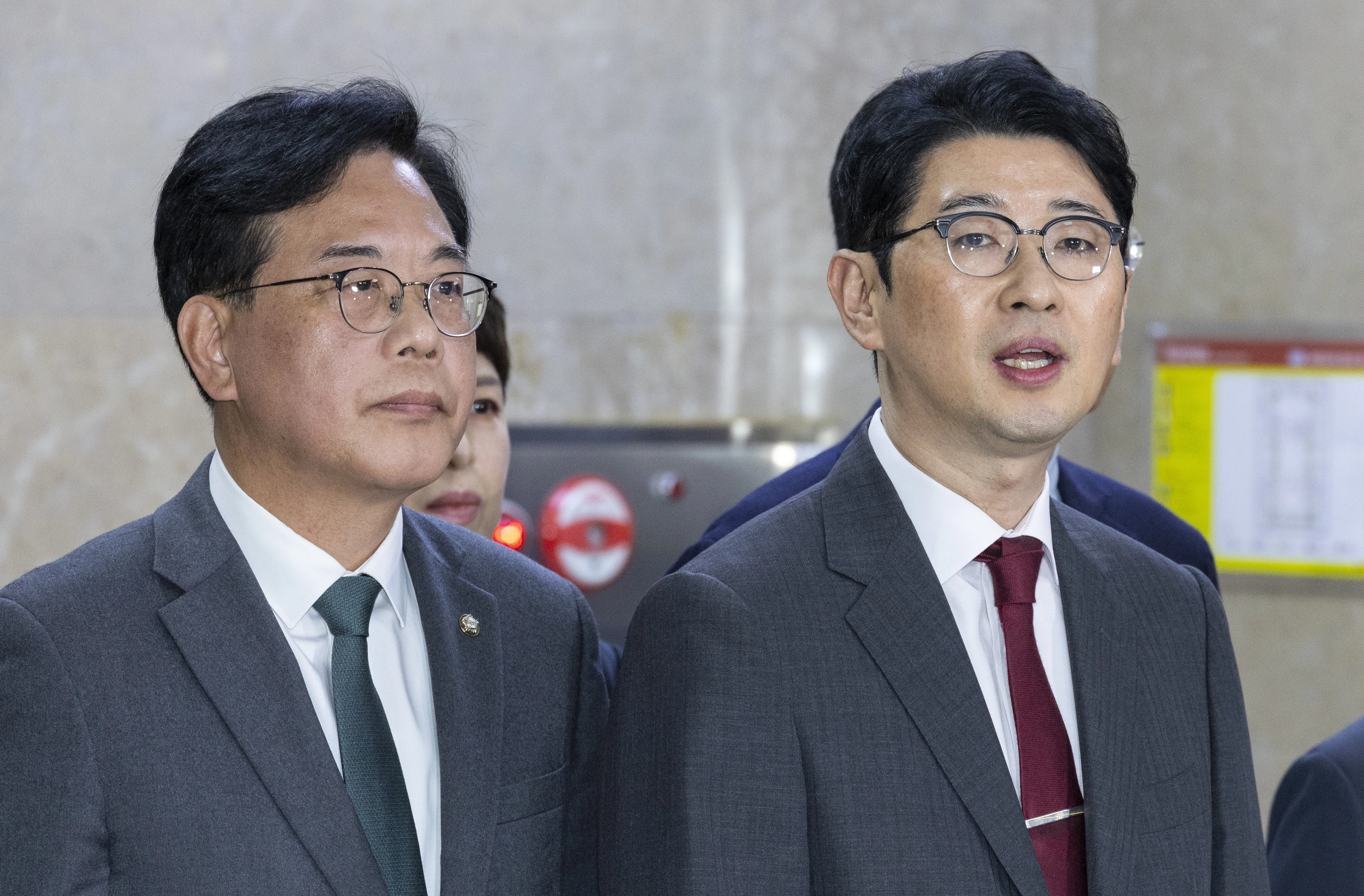 신상 발언하는 국민의힘 주진우 의원  국민의힘 주진우 의원과 운영위원들이 6일 국회 운영위원회 회의실 앞에서 이날 운영위 회의 정회 직후 발생한 여야 의원 간 물리적 충돌 이후 열린 기자회견에서 신상 발언을 하고 있다. 이날 국회 운영위에서 열린 대통령비서실과 국가안보실, 대통령경호처 등에 대한 국정감사에서는 더불어민주당 이기헌 의원과 국민의힘 송언석 원내대표가 여야 설전으로 국감이 정회된 뒤 언쟁을 벌이다 ‘배치기’를 하는 물리적 충돌이 일어났다. 2025.11.6 연합뉴스