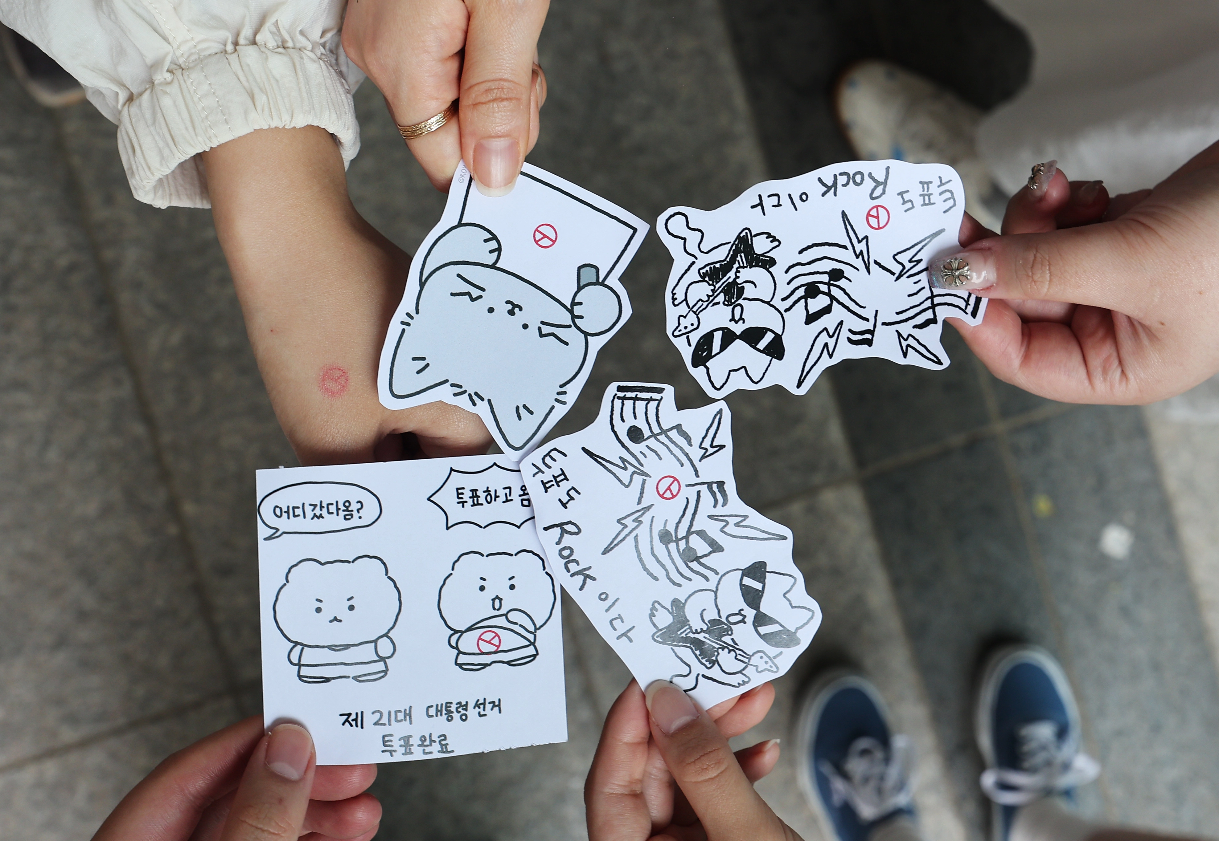 ‘대선 사전투표 했어요’  제21대 대통령선거 사전투표 이틀째인 30일 경기도 수원시 팔달구 수원시청 별관에 마련된 투표소에서 투표를 마친 유권자들이 다양한 투표 인증 용지들을 보여주고 있다. 2025.5.30 연합뉴스
