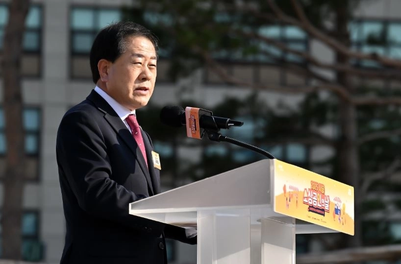 지난 5일 서울광장에서 열린 ‘2025 서울시 소상공인의 날 기념행사’에 참석한 김용호 서울시의원이 축사를 하고 있다.