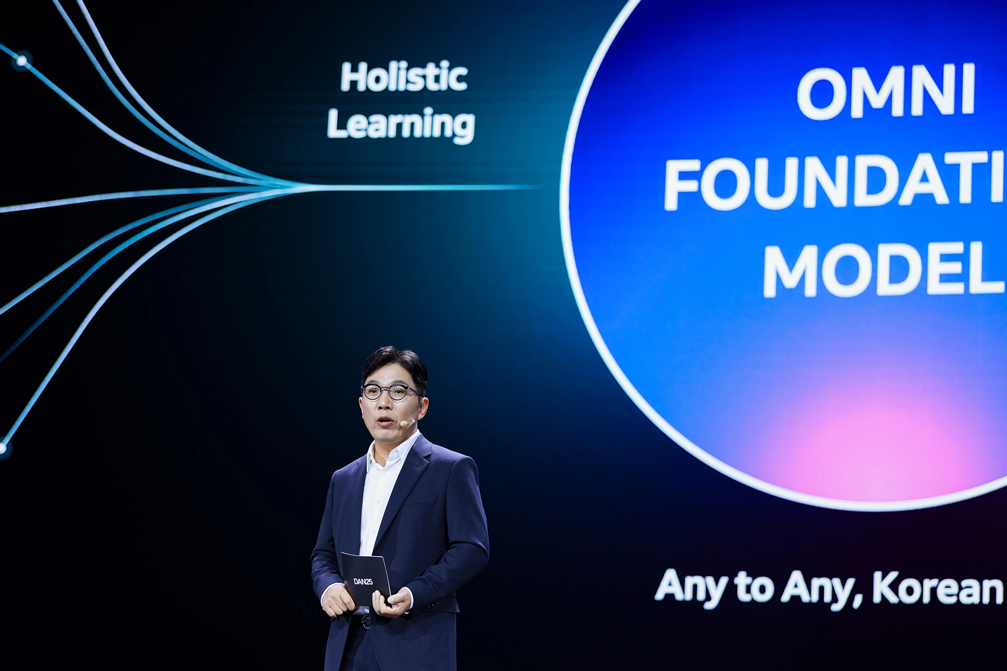 김유원 네이버클라우드 대표가  6일 서울 강남구 코엑스 그랜드볼룸에서 열린 단25(DAN25) 콘퍼런스에서 발표하고 있다. 네이버 제공