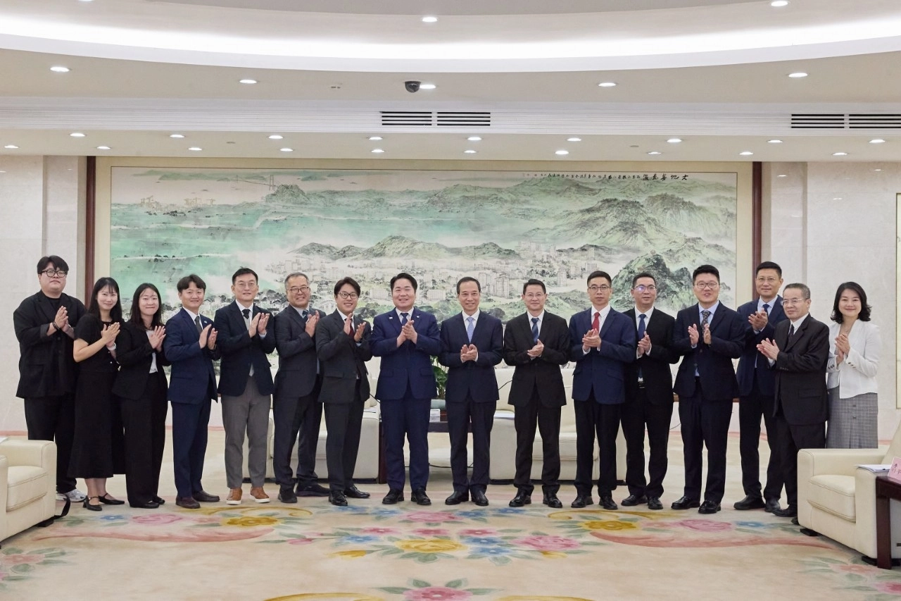 오세현 시장을 단장으로 한 대표단이 동관시를 방문해 기념 촬영을 하고 있다. 시 제공