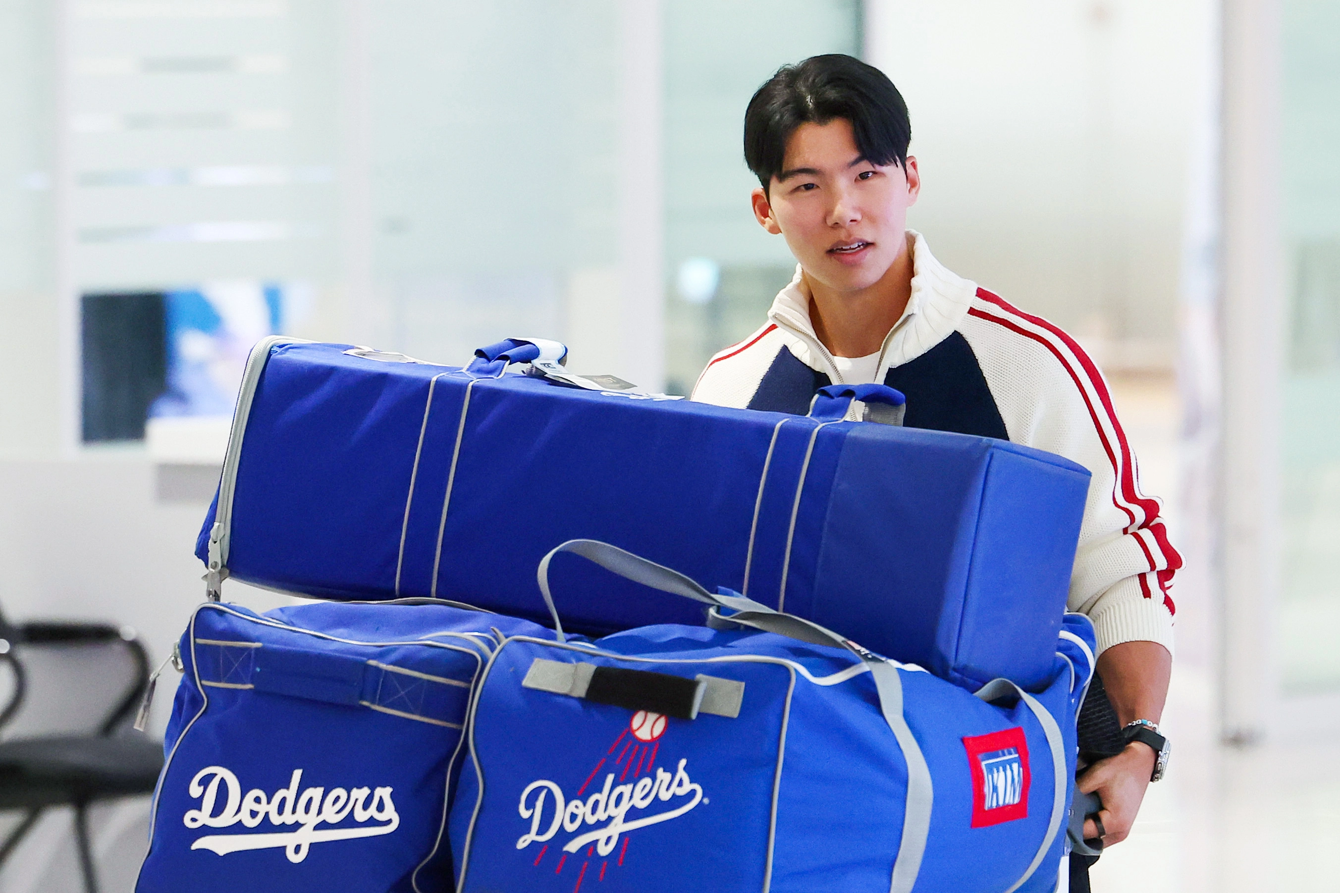 ‘월드시리즈 우승’ 다저스 김혜성 귀국  미국프로야구 메이저리그(MLB) 월드시리즈에서 우승한 로스앤젤레스 다저스의 김혜성이 6일 인천국제공항을 통해 귀국하고 있다. 2025.11.6 연합뉴스