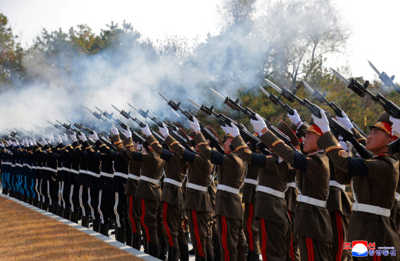 지난 3일 사망한 김영남 전 최고인민회의 상임위원장의 영결식이 지난 5일 김정은 국무위원장이 참석한 가운데 평양 신미리애국열사능에서 진행됐다고 조선중앙통신이 6일 보도했다. 박태성 내각총리가 애도사를 했다.2025.11.6 평양 조선중앙통신 연합뉴스