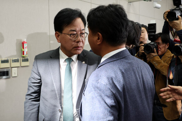 국민의힘 송언석 원내대표와 더불어민주당 이기헌 의원이 6일 서울 여의도 국회에서 열린 운영위원회의 대통령비서실과 국가안보실, 대통령경호처 등에 대한 국정감사에서 여야 설전으로 정회된 직후 이른바 ‘배치기’를 하며 충돌하고 있다. 2025.11.6  연합뉴스