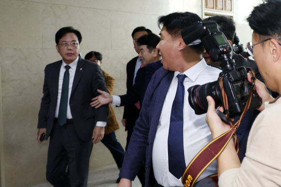 국민의힘 송언석 원내대표와 더불어민주당 이기헌 의원이 6일 서울 여의도 국회에서 열린 운영위원회의 대통령비서실과 국가안보실, 대통령경호처 등에 대한 국정감사에서 여야 설전으로 정회된 직후 이른바 ‘배치기’를 하는 등 격하게 충돌하고 있다. 2025.11.6  연합뉴스