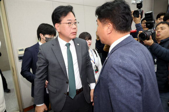 국민의힘 송언석 원내대표와 더불어민주당 이기헌 의원이 6일 서울 여의도 국회에서 열린 운영위원회의 대통령비서실과 국가안보실, 대통령경호처 등에 대한 국정감사에서 여야 설전으로 정회된 직후 이른바 ‘배치기’를 하며 충돌하고 있다. 2025.11.6  연합뉴스