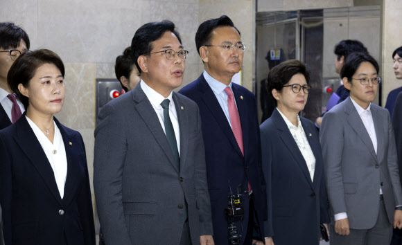 국민의힘 송언석 원내대표와 운영위원들이 6일 국회 운영위원회 회의실 앞에서 이날 운영위 회의 정회 직후 발생한 여야 의원 간 물리적 충돌 관련 기자회견을 하고 있다. 이날 국회 운영위에서 열린 대통령비서실과 국가안보실, 대통령경호처 등에 대한 국정감사에서는 더불어민주당 이기헌 의원과 국민의힘 송언석 원내대표가 여야 설전으로 국감이 정회된 뒤 설전을 벌이다 ‘배치기’를 하는 물리적 충돌이 일어났다. 2025.11.6 연합뉴스