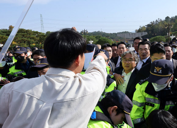 국민의힘 장동혁 대표가 6일 광주 북구 국립5·18민주묘지에서 시민단체의 항의를 받고 있다. 2025.11.6  연합뉴스