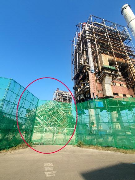 6일 오후 2시 2분께 울산 남구 용잠동 한국동서발전 울산발전본부 울산화력발전소에서 60m 높이 보일러 타워가 무너졌다. 무너진 보일러 타워 모습. 2025.11.6  연합뉴스
