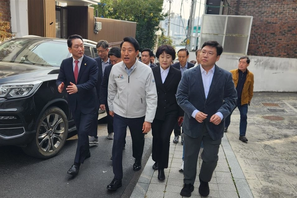 지난 6일 성북구 장위 재정비촉진지구 내 최근 신속통합기획 구역으로 선정된 舊 장위13구역 현장을 방문한 김태수 위원장과 오세훈 시장