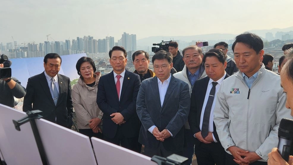 지난 6일 舊 장위13구역 현장을 방문한 김태수 위원장과 오세훈 시장이 신속통합기획 구역 선정과 관련해 설명을 듣고 있다.