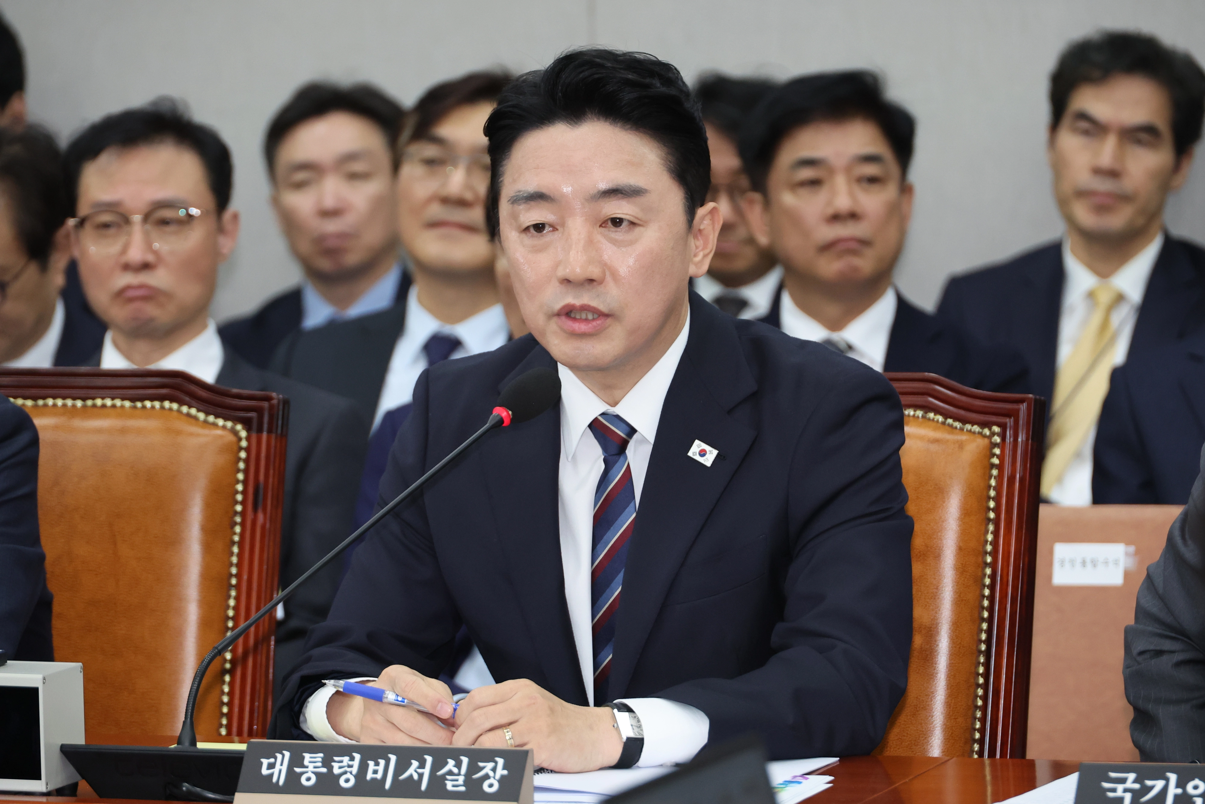 답변하는 강훈식 비서실장  강훈식 대통령 비서실장이 지난 6일 국회에서 열린 운영위원회의 대통령비서실과 국가안보실, 대통령경호처 등에 대한 국정감사에서 위원 질의에 답하고 있다. 2025.11.6