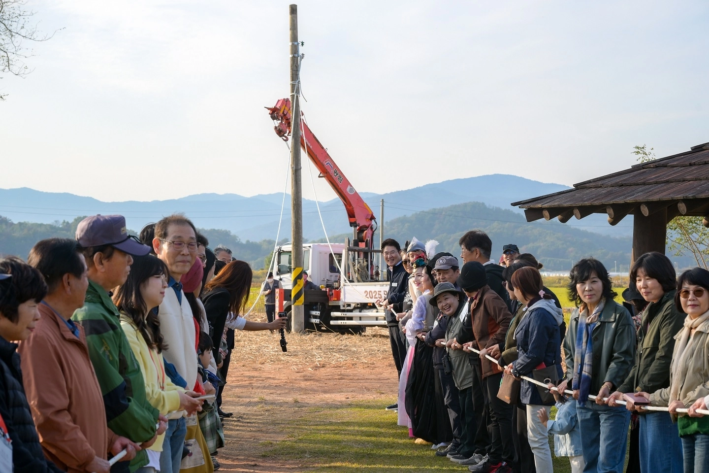 6일 순천만 안풍들에서 참석자들이 전봇대 철거 줄다리기를 하고 있다