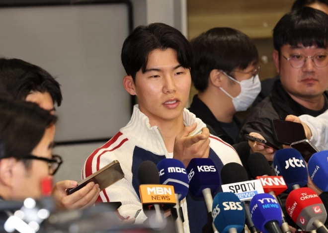 미국 메이저리그 월드시리즈 챔피언 LA 다저스의 김혜성이 6일 오후 인천국제공항을 통해 귀국하며 취재진의 질문에 답하고 있다. 2025.11.06. 뉴시스