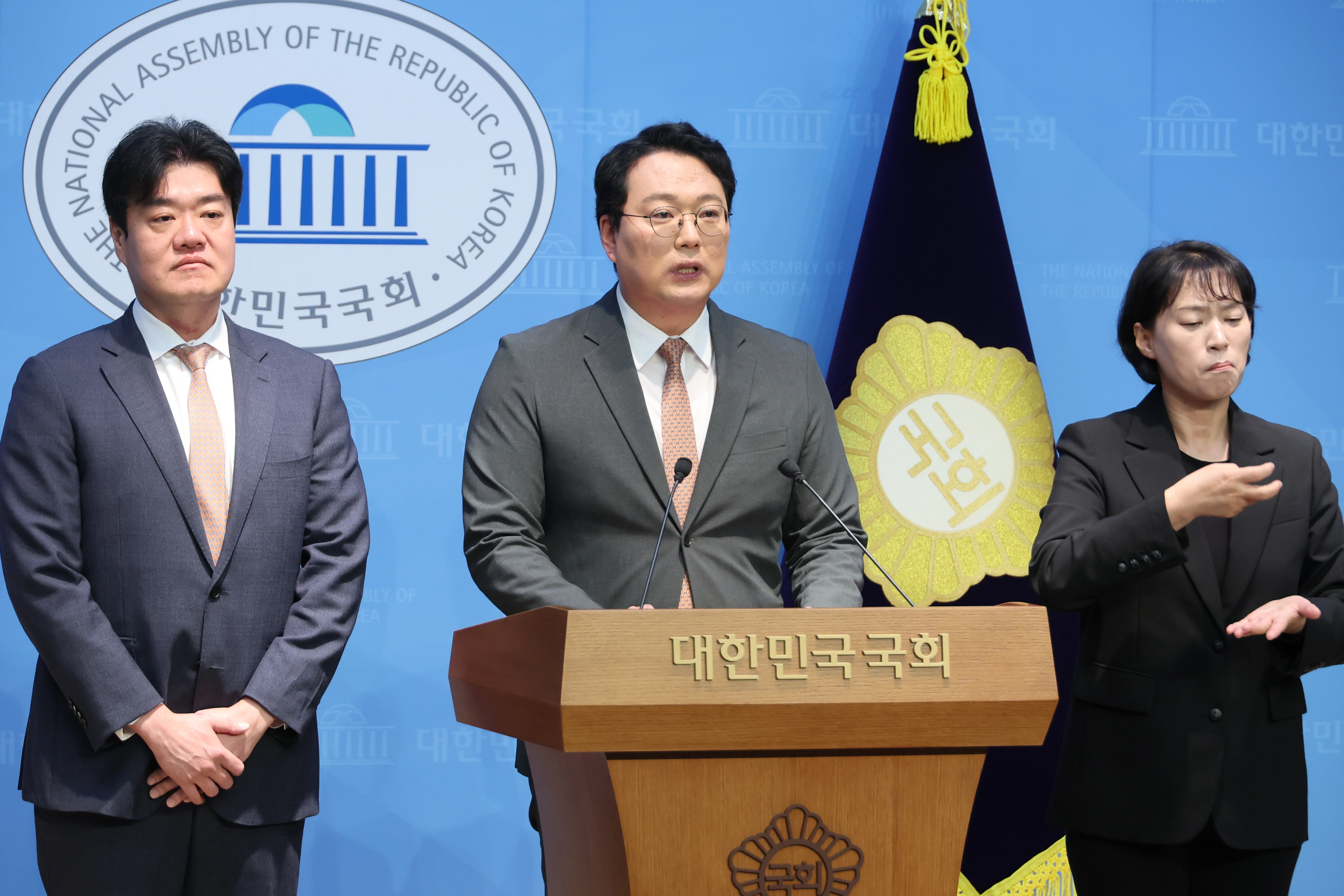 10.15 부동산 대책의 위법성 지적하는 천하람 의원  개혁신당 천하람 의원이 5일 서울 여의도 국회 소통관에서 10.15 부동산 대책의 위법성을 지적하는 기자회견을 하고 있다. 연합뉴스