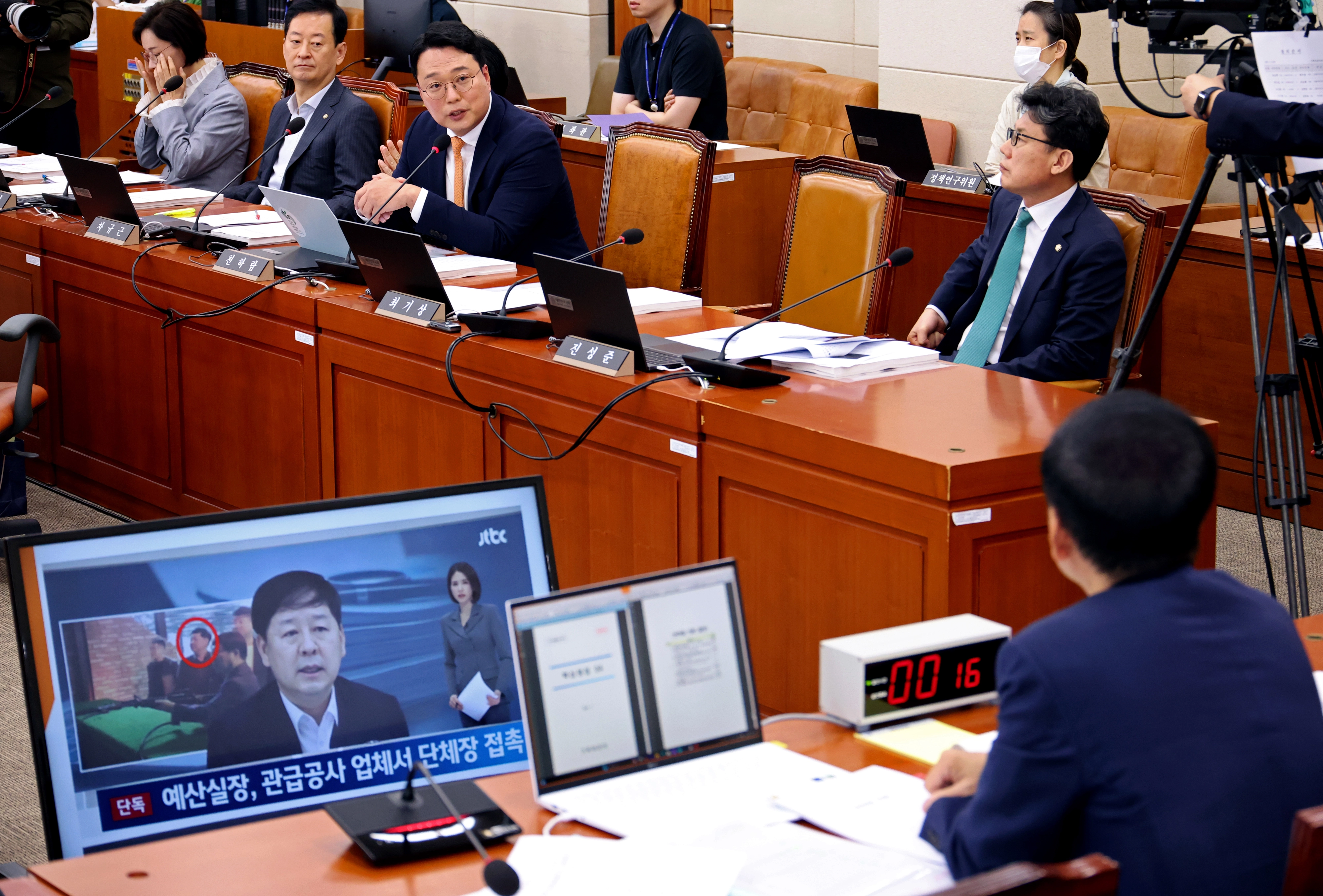 청문회 질의 든는 구윤철 기재부장관 후보자  구윤철 경제부총리 겸 기획재정부 장관 후보자가 7월 17일 서울 여의도 국회 기획재정위원회에서 열린 인사청문회에서 기재부 예산실장 당시 관급공사 업체서 지자체장을 접촉한일과 관련한 천하람 개혁신당 의원의 질의를 듣고 있다.  뉴시스