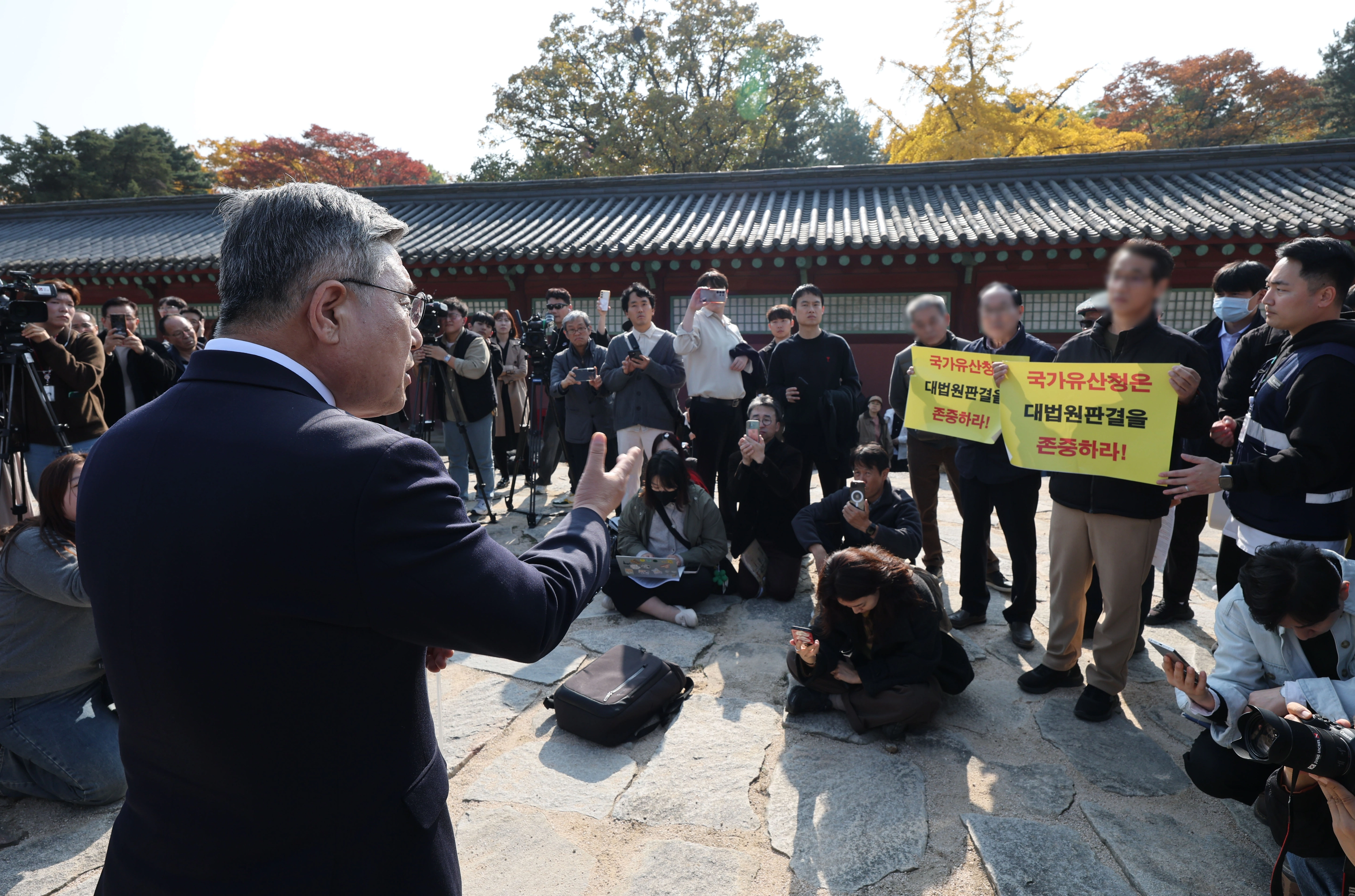 허민 국가유산청장이 7일 서울 종묘에서 종묘 앞 개발 규제 완화 관련 대법원 판결에 대한 입장 발표 기자회견을 하던 중 항의하러 온 세운 4구역 주민들과 대화를 하고 있다.
연합뉴스
