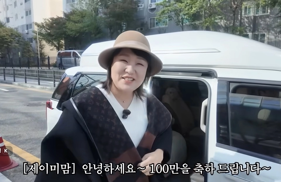 코미디언 이수지가 4일 자신의 유튜브 채널에 ‘제이미맘’으로 등장해 헬렌카민스키 모자와 샤넬 목걸이, 루이비통 코트와 에르메스 슬리퍼를 선보였다. 자료 : 유튜브 ‘핫이슈지’