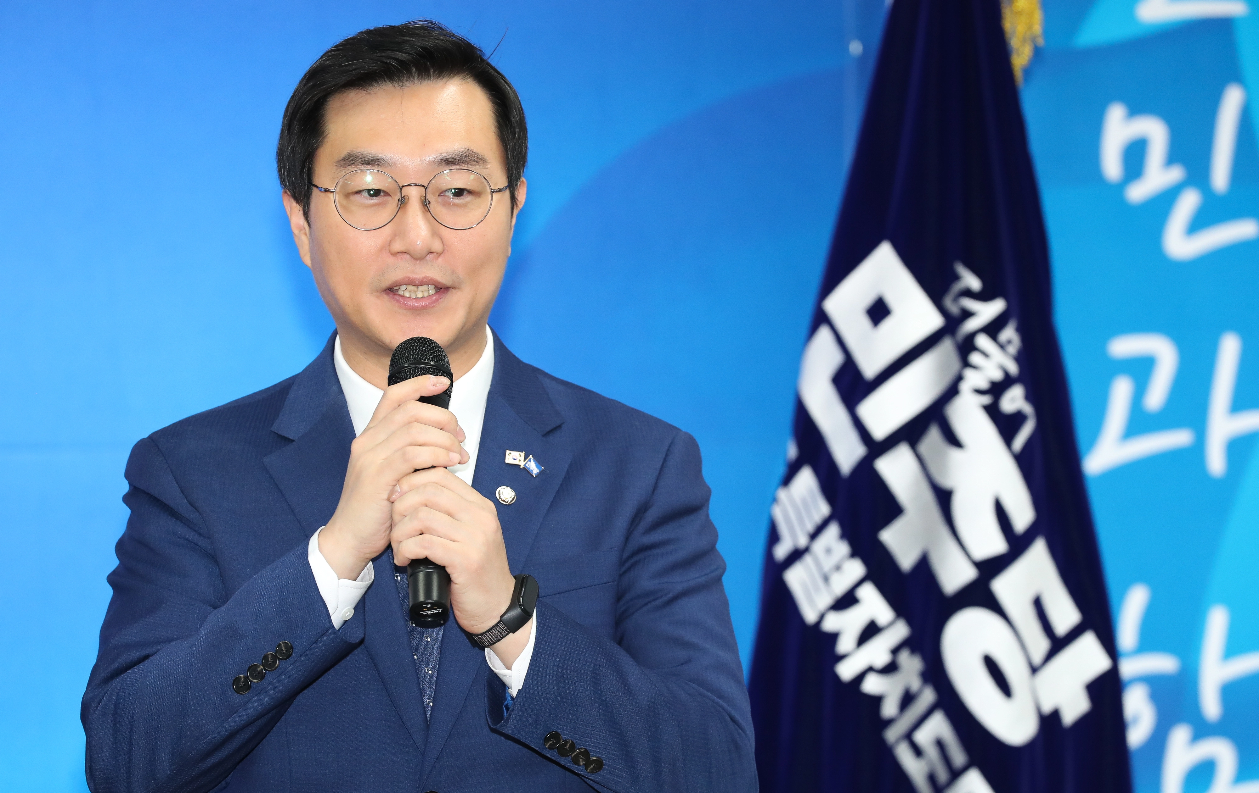 장경태 더불어민주당 의원이 25일 오전 제주시 이도2동에 위치한 민주당 도당사에서 열린 핵심 당원 간담회에서 인사말을 하고 있다. 2025.10.25 뉴시스