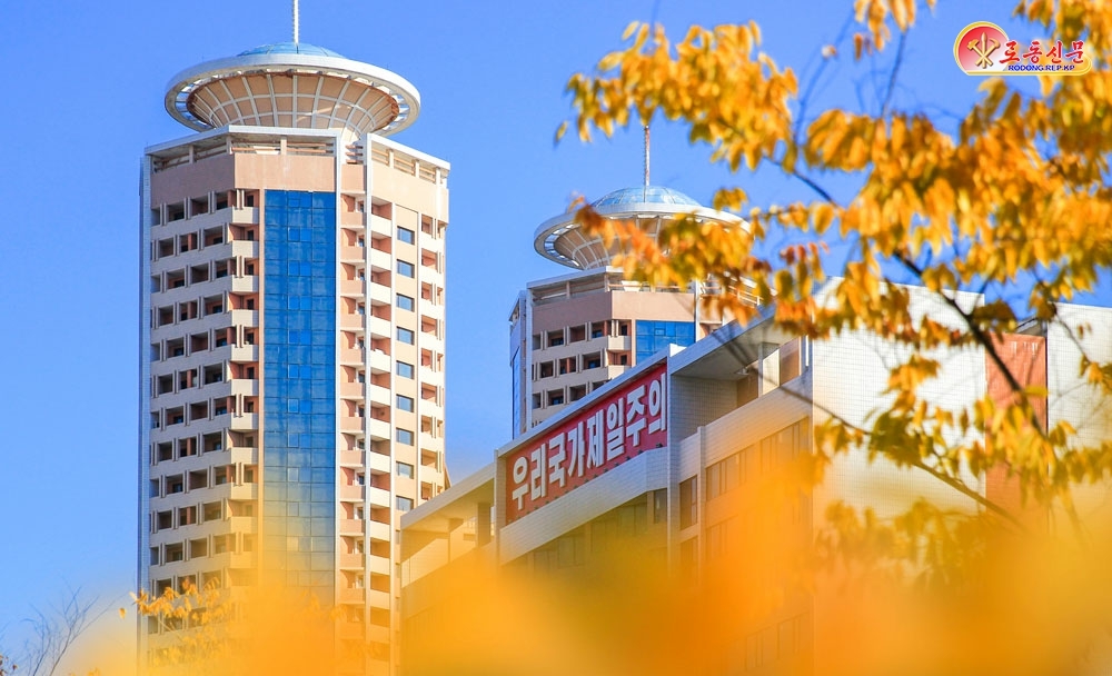 북한 노동당 기관지 노동신문은 7일 “단풍계절을 맞아 더욱 아름다워진 수도의 새 거리들”이라는  제목의 기사를 보도했다. 평양 노동신문 뉴스1