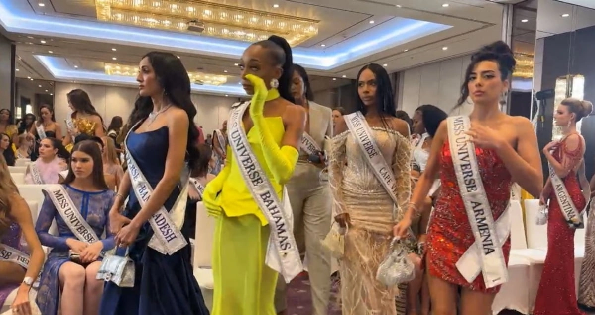 미스 유니버스 참가자들이 행사장에서 자리를 박차고 나가고 있다. Miss Universe Thailand 페이스북 영상 캡처