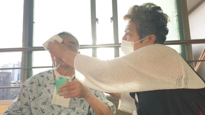 2021년 이외수 작가를 돌보던 고인. 이외수 작가 페이스북