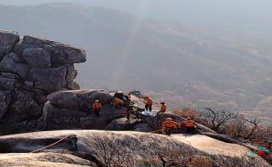 구조대가 지난 7일 오후 2시 14분쯤 경기 고양시 북한산 백운대 정상에서 추락한 70대 여성을 구조하고 있다. 경기도북부소방재난본부