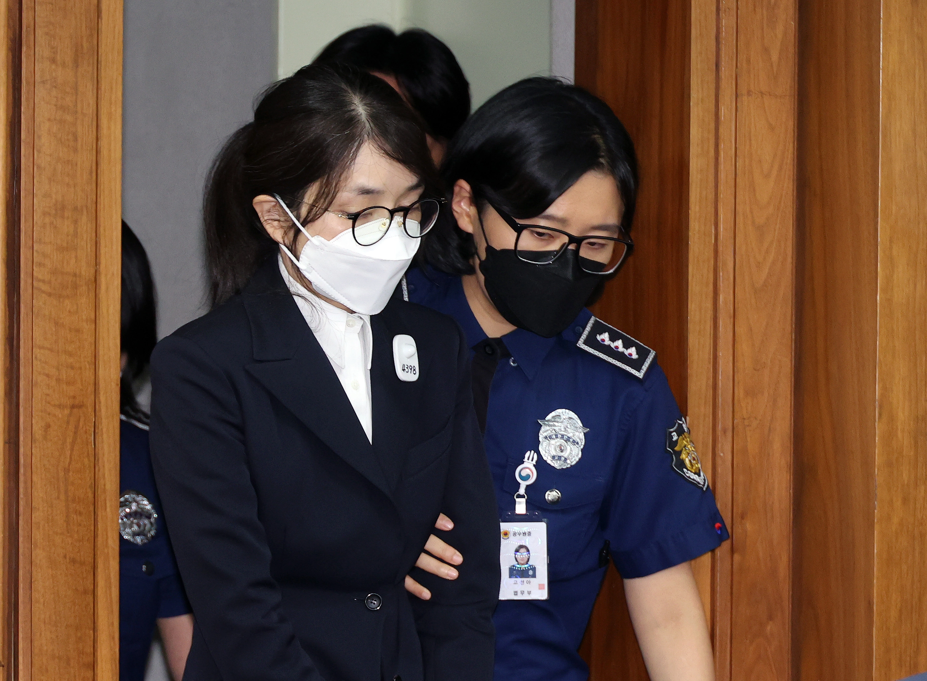 도이치모터스 주가조작과 명태균 공천개입, 통일교 청탁·뇌물 수수 의혹 혐의 등으로 구속기소 된 김건희 씨(파면된 전직 대통령 윤석열의 아내)가 24일 오후 서울 서초구 서울중앙지방법원에서 열린 첫 재판에 출석하고 있다. 2025.9.24 사진공동취재단