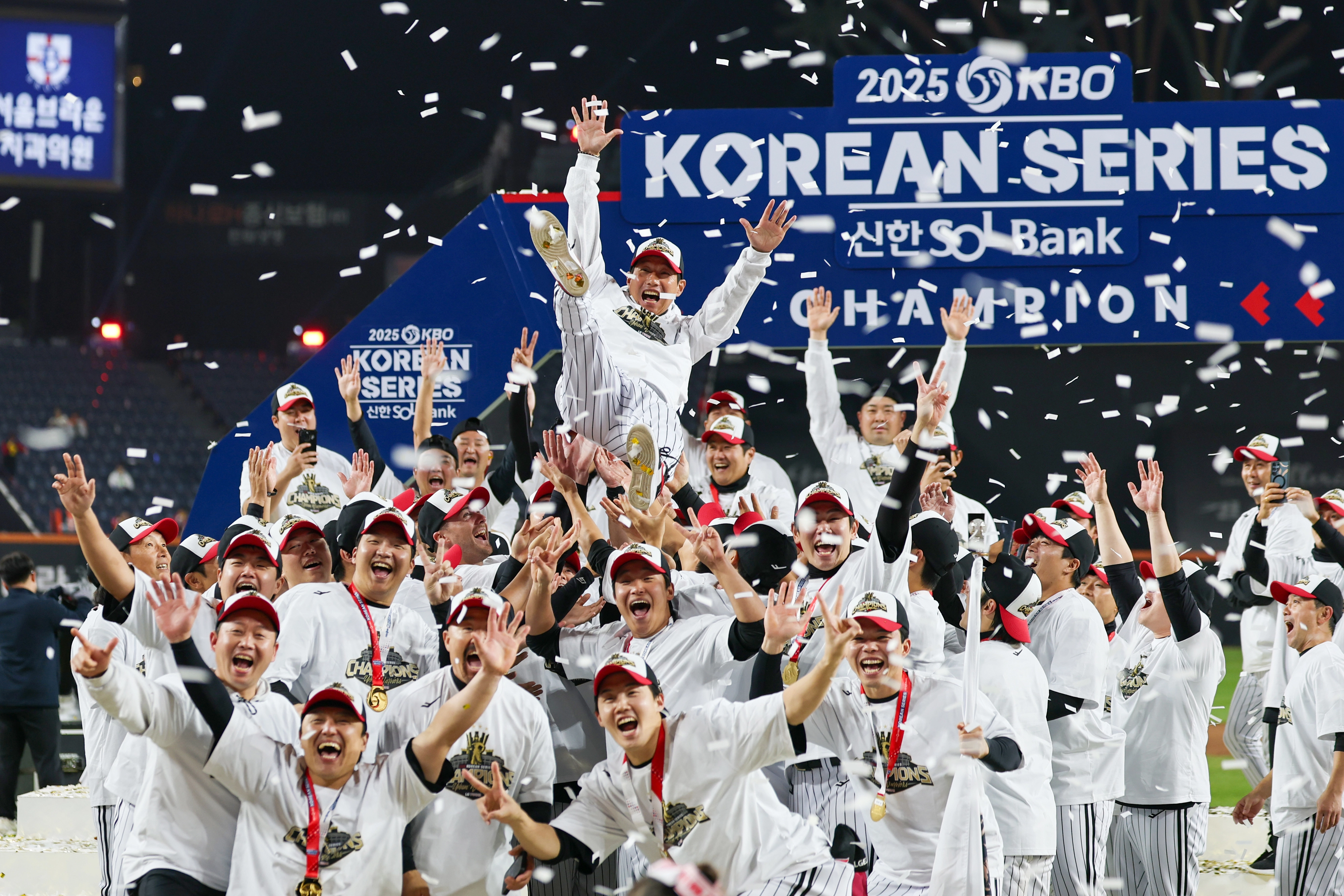 염경엽 감독 헹가래 치는 LG 트윈스 선수들  31일 대전한화생명볼파크에서 열린 2025 프로야구 KBO리그 포스트시즌 한국시리즈 시상식에서 통합 우승을 차지한 LG 트윈스 선수들이 염경엽 감독을 헹가래 치며 기뻐하고 있다. 2025.10.31 대전 연합뉴스