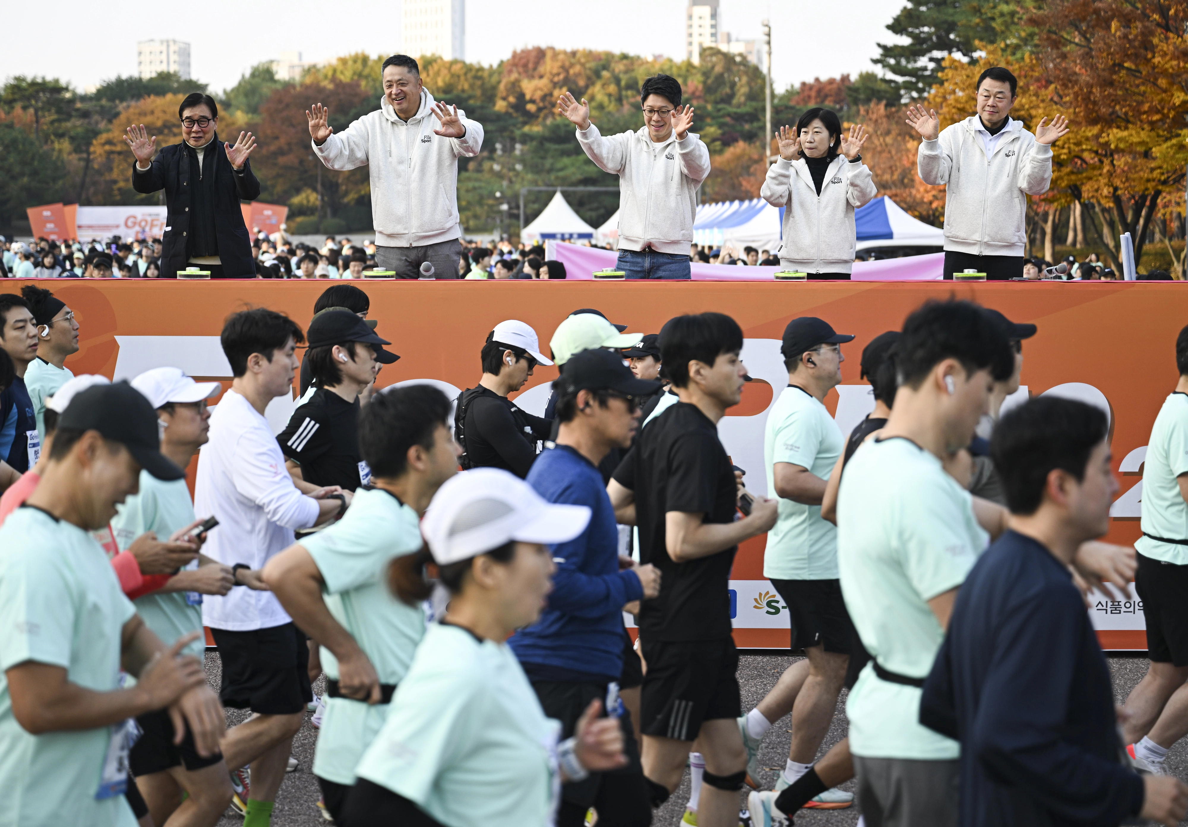 대회에 참석한 서국진(왼쪽부터) 한국마약퇴치운동본부 이사장, 김성수 서울신문 사장, 김병민 서울시 정무부시장, 안미현 서울신문 마케팅본부장, 김태균 서울신문 콘텐츠본부장이 손을 흔들고 있다. 
이지훈 기자