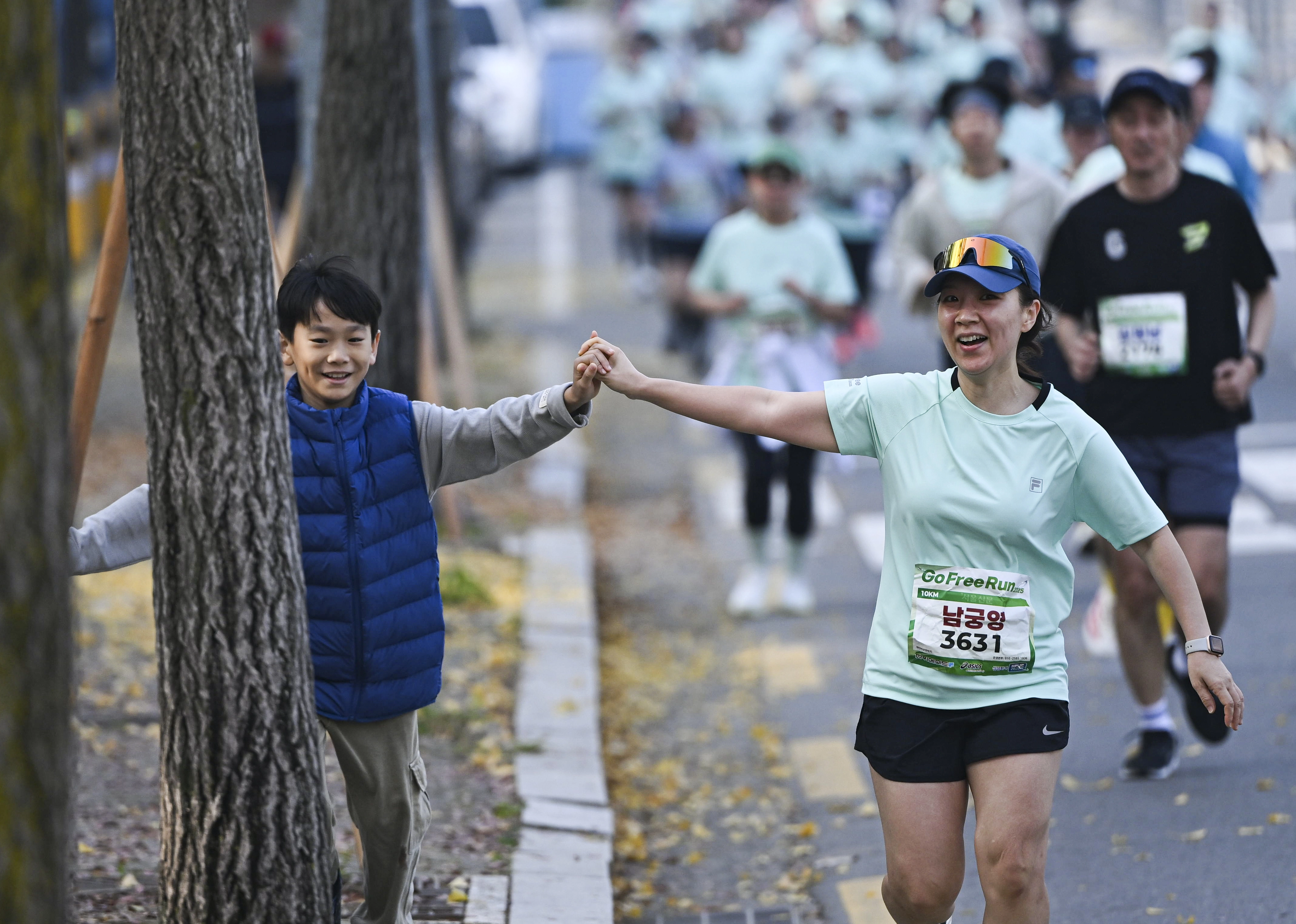 마약·도박 등 사회에 만연한 중독 극복을 응원하는 서울신문 ‘고 프리 런’(Go Free Run)’ 마라톤이 열린 9일 서울 영등포구 여의도공원 일대에서 참가자들이 힘차게 달리고 있다. 2025.11.9 이지훈 기자