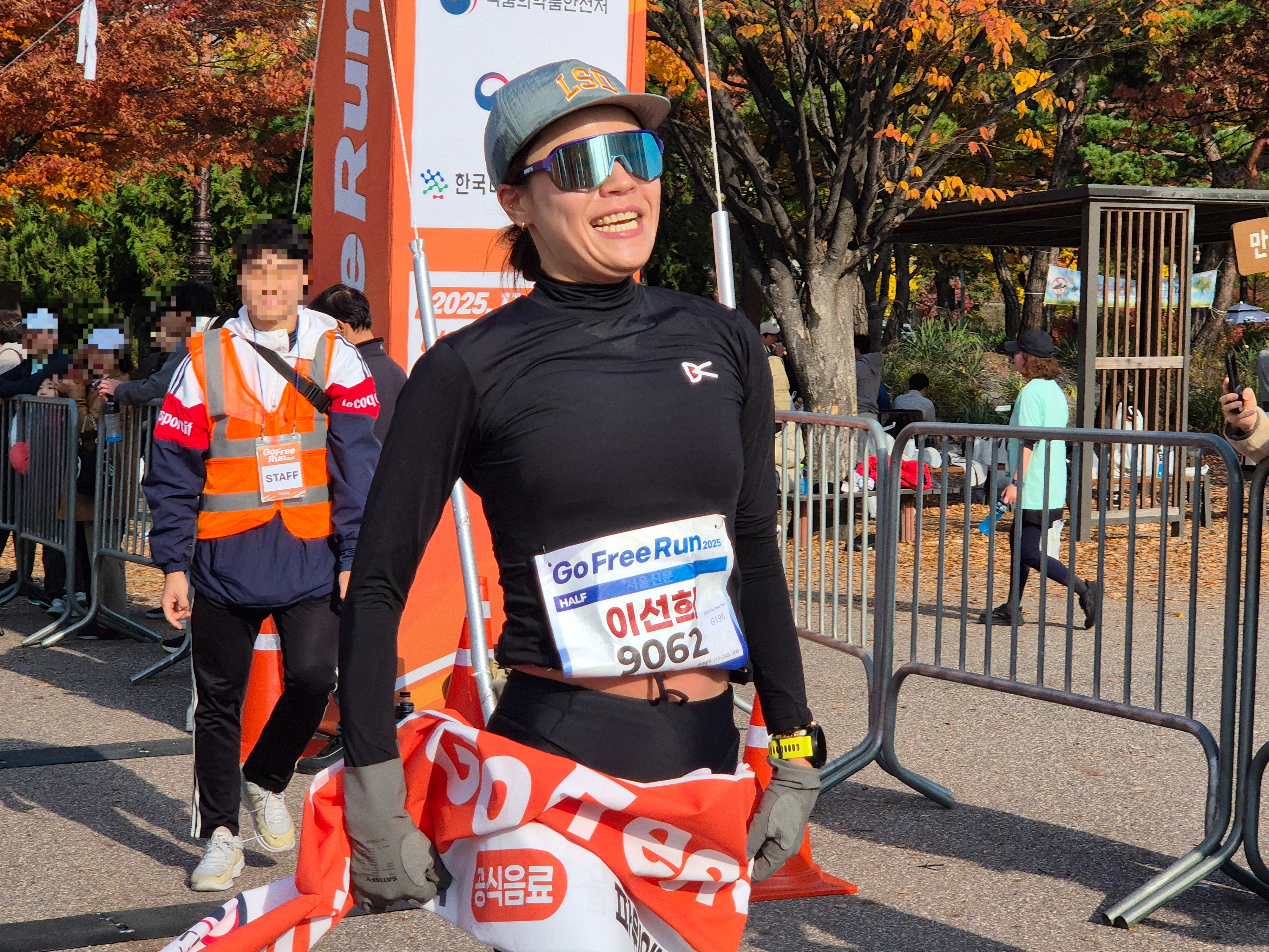 하프 코스 여자 부문 1위를 차지한 이선희(41)씨가 결승선을 통과하며 웃고 있다. 반영윤 기자