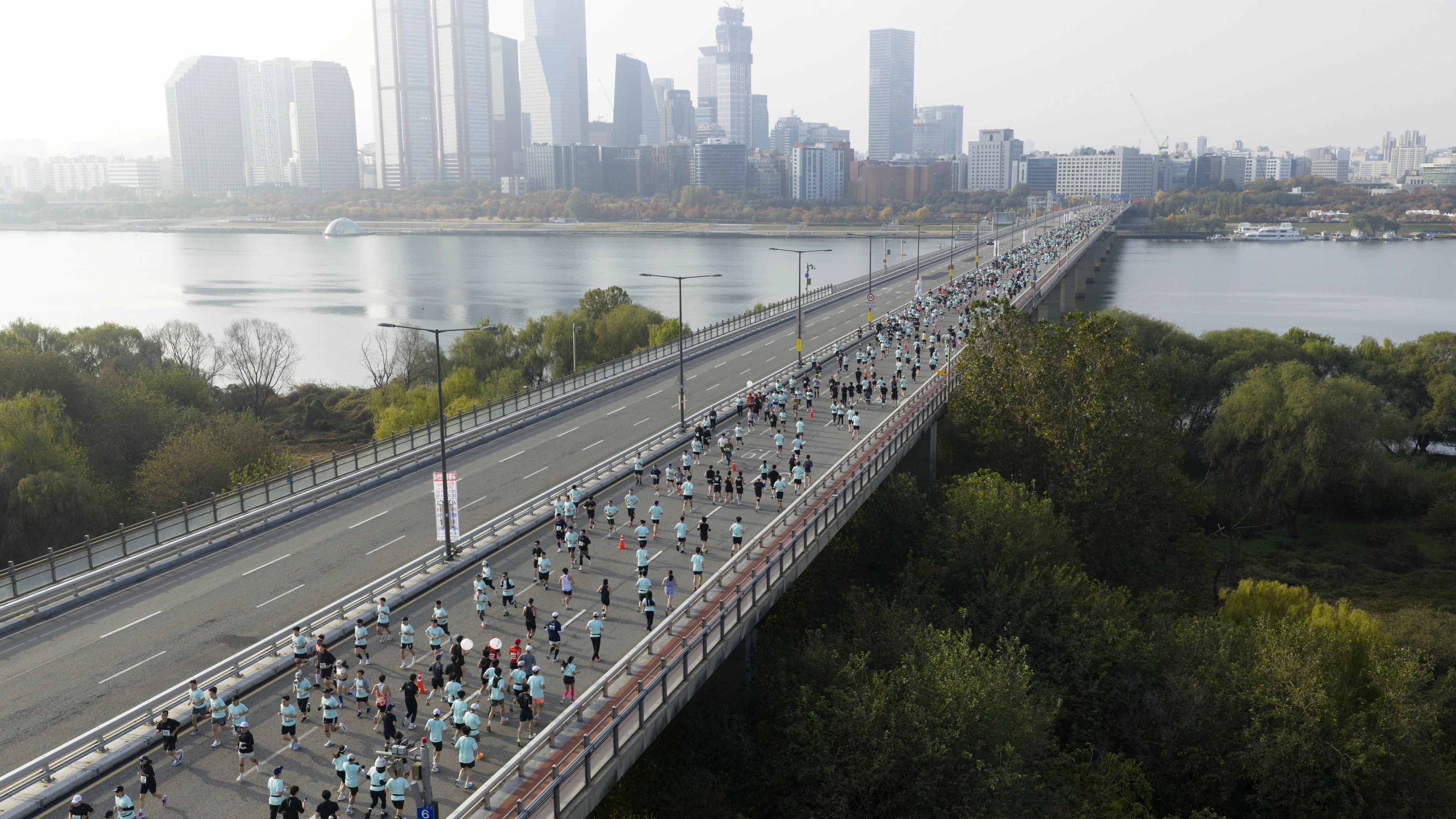 청명한 하늘, 선선한 바람으로 달리기 좋은 날씨가 이어진 9일 서울신문 ‘고 프리 런’(Go Free Run) 참가자들이 서강대교를 가로질러 한강을 건너고 있다. 
홍윤기 기자