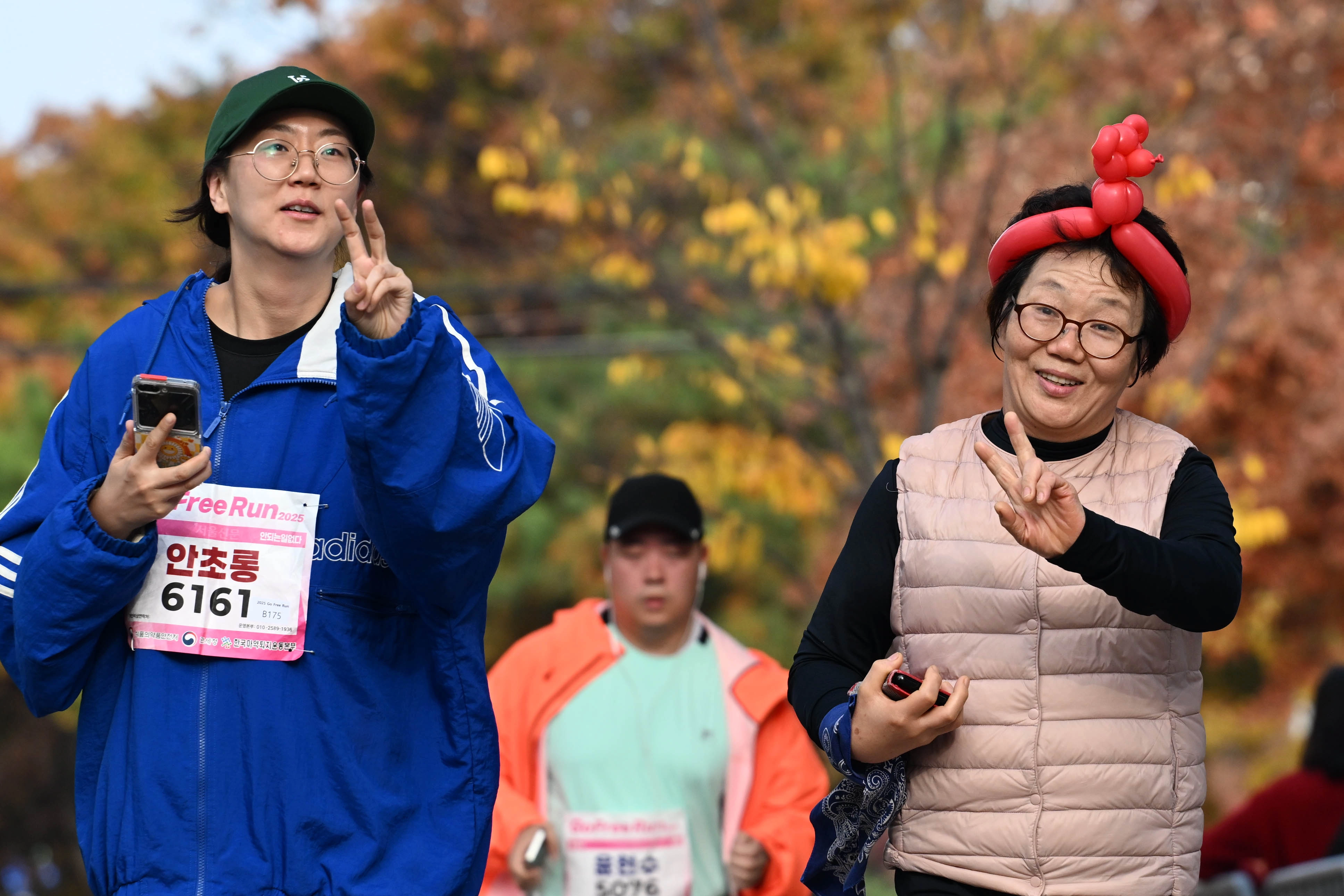 대회 참가자들이 손으로 ‘브이’를 그리며 뛰고 있다. 
홍윤기 기자