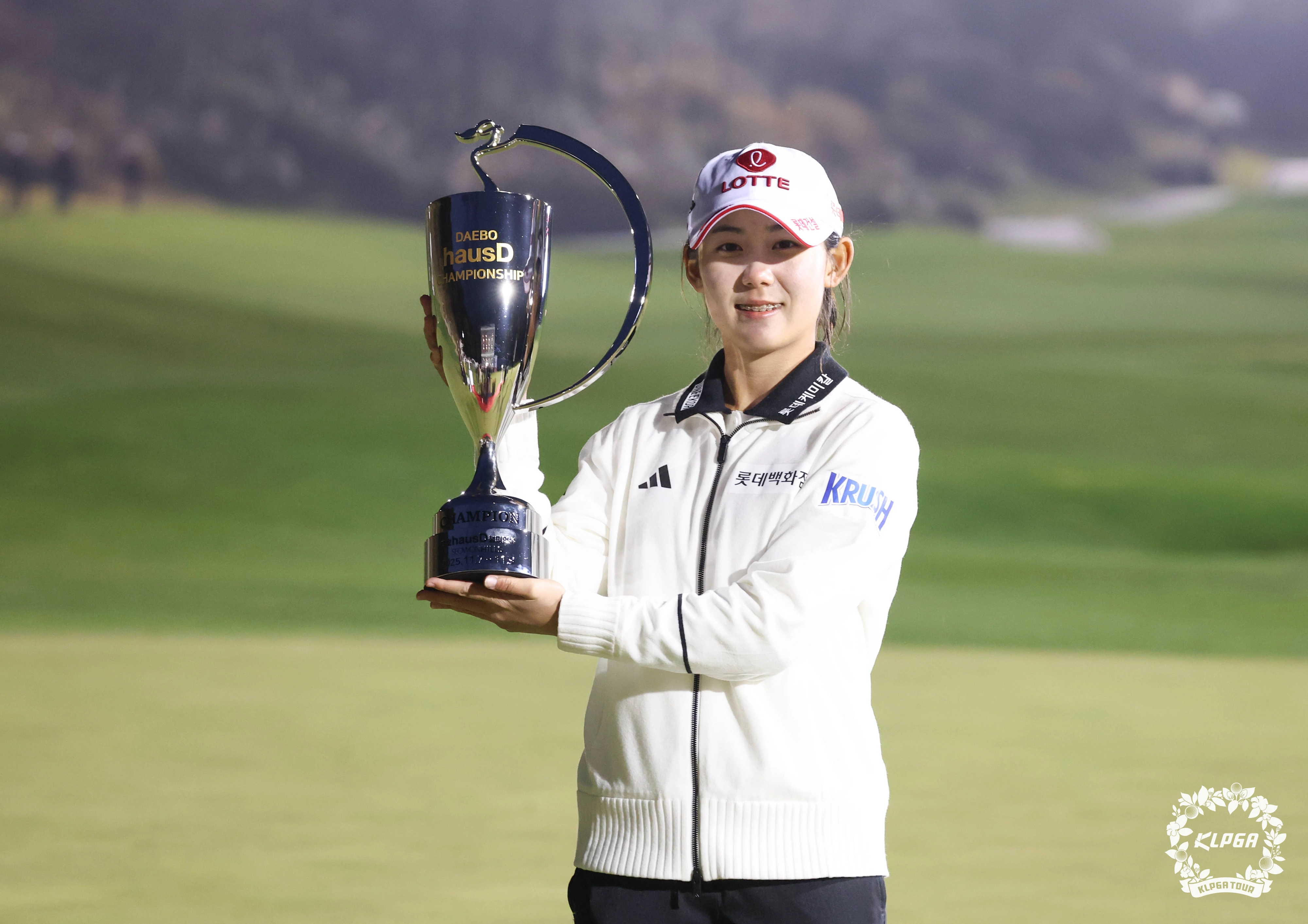 황유민이 9일 경기도 파주 서원힐스 컨트리클럽(파72·6556야드)에서 열린 KLPGA 투어 대보 하우스디 챔피언십 연장전에서 우승이 확정된 뒤 우승컵을 들고 포즈를 취하고 있다. 올 시즌을 마친 뒤 미국여자프로골프(LPGA) 무대에 진출하는 황유민은 마지막 대회에서 유종의 미를 거두는 우승을 거뒀다. KLPGA 제공