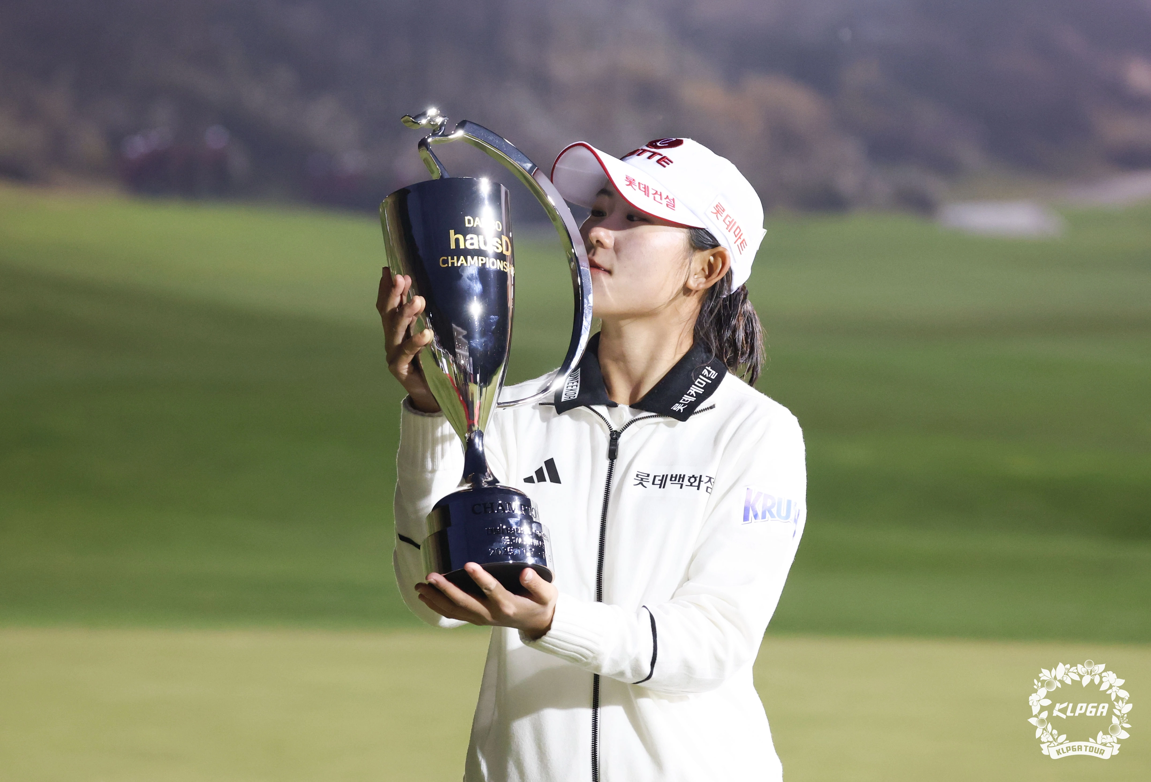 황유민이 9일 경기도 파주 서원힐스 컨트리클럽(파72·6556야드)에서 열린 KLPGA 투어 대보 하우스디 챔피언십 연장전에서 우승이 확정된 뒤 우승컵을 들어올리고 있다. 올 시즌을 마친 뒤 미국여자프로골프(LPGA) 무대에 진출하는 황유민은 마지막 대회에서 유종의 미를 거두는 우승을 거뒀다. KLPGA 제공