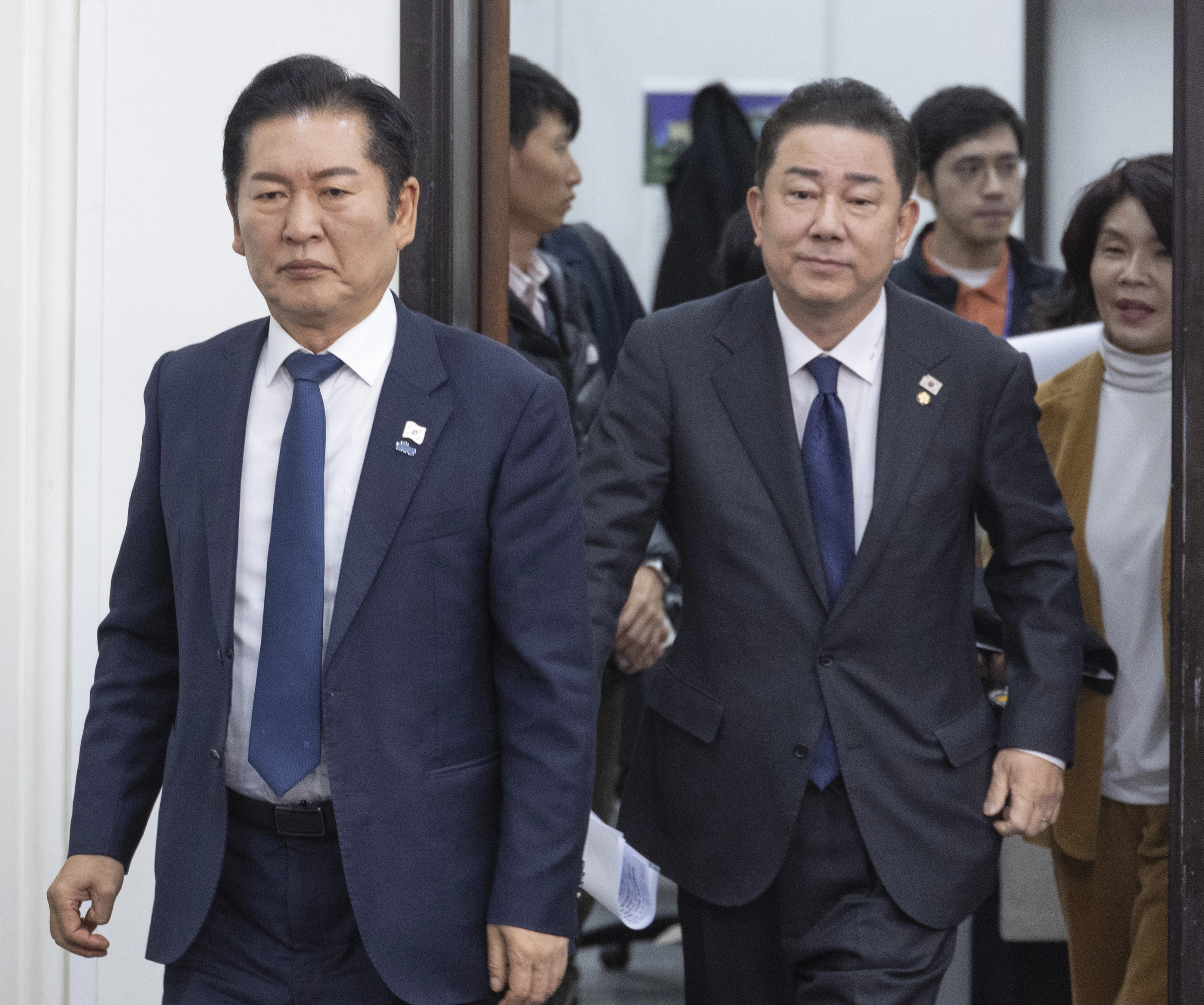 최고위원회의 입장하는 민주당 지도부  더불어민주당 정청래 대표와 김병기 원내대표를 비롯한 당 지도부들이 10일 국회에서 열린 최고위원회의에 입장하고 있다. 2025.11.10 연합뉴스
