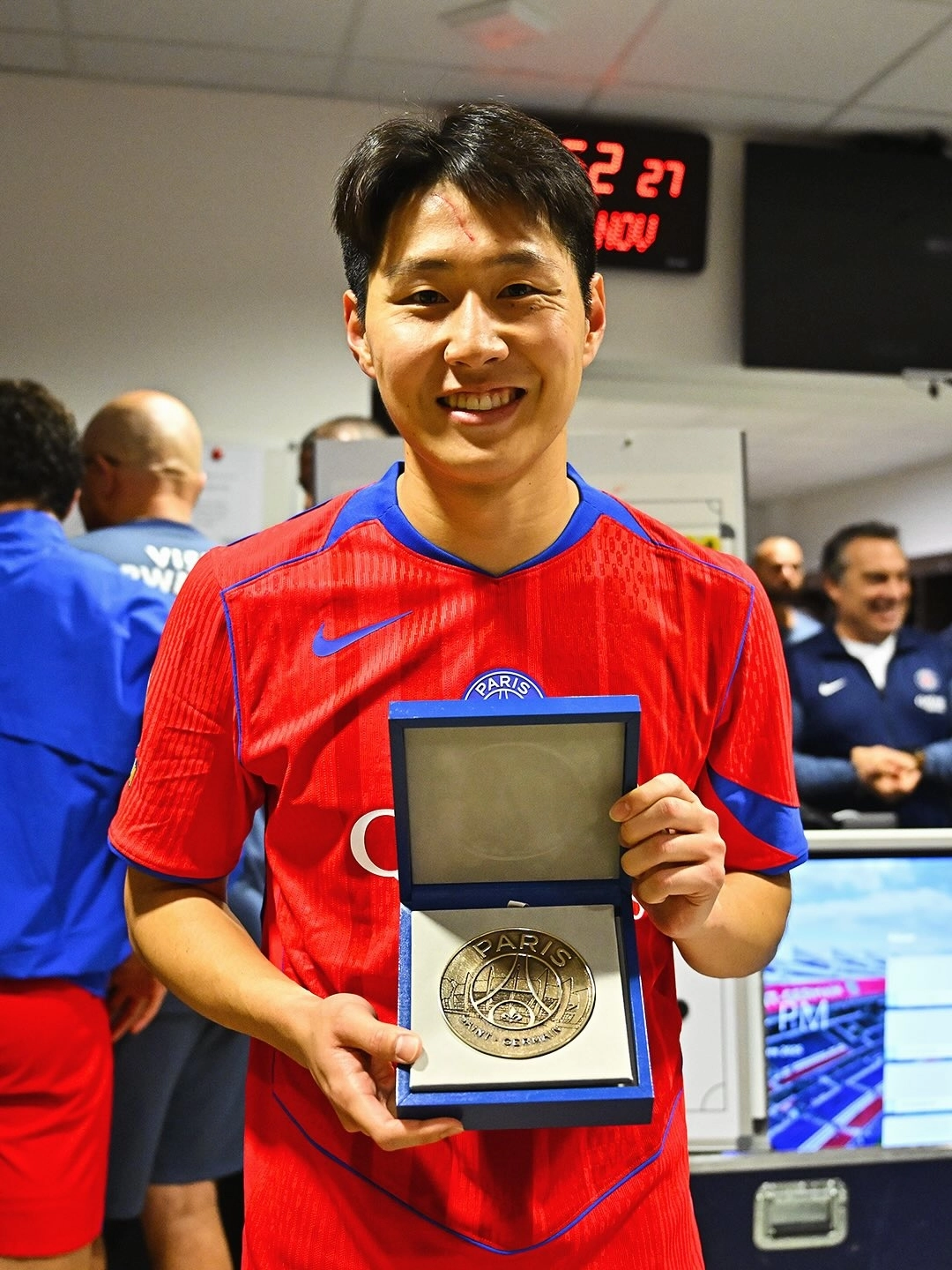 10일(한국시간) 프랑스 리옹의 그루파마 스타디움에서 열린 2025~26 프랑스 리그1 12라운드 올랭피크 리옹과의 원정 경기에서 입단 100번째 경기를 치른 이강인이 파리 생제르맹(PSG) 구단으로부터 기념 메달을 받고 있다. PSG 소셜미디어