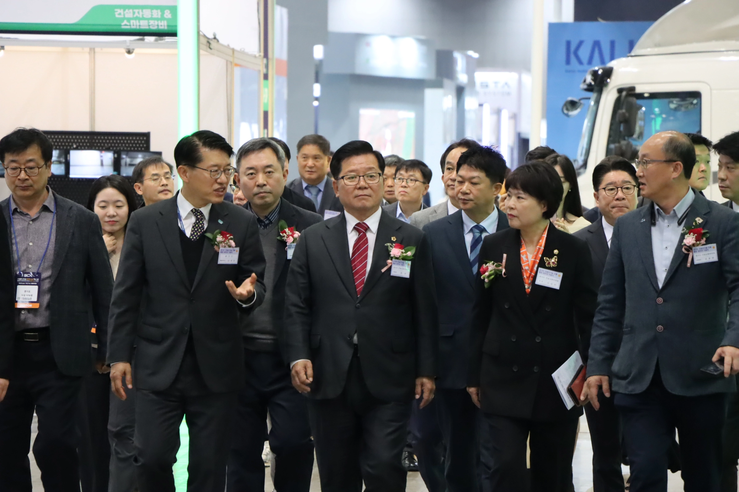 허원 의원(건설교통위원장)과 건설교통위원회 의원들이 ‘2025 경기도 건설신기술 박람회’ 행사장을 둘러보고 있다.(사진=경기도의회)