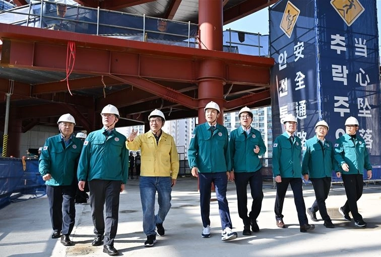 지난 7일 서울아레나 공사현장을 점검한 서울시의회 도시계획균형위원회(위원장 김길영)