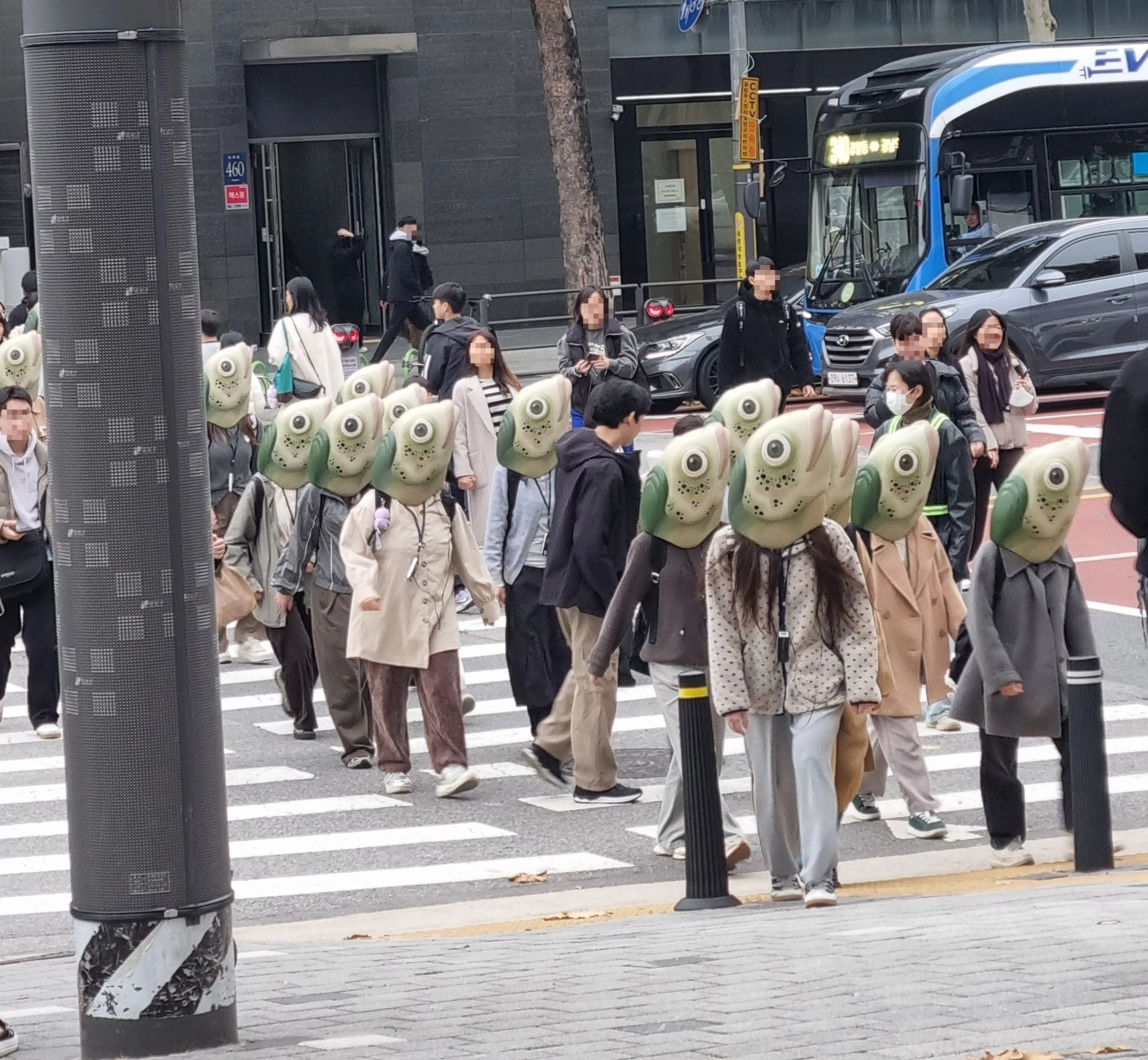 서울 강남구 대치동 은마사거리에 등장한 잉어 탈을 쓴 무리. 엑스(X) 갈무리
