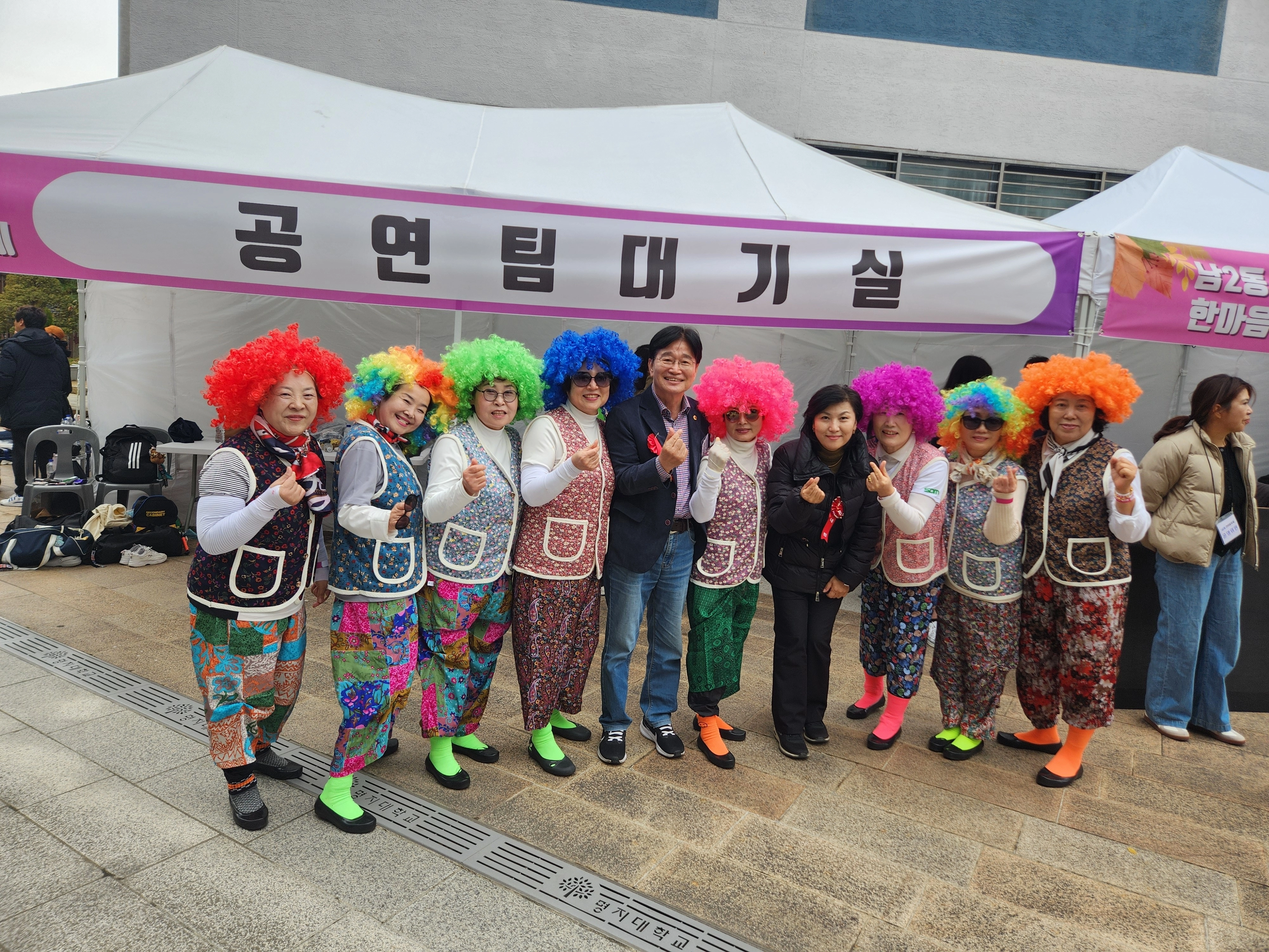 지난 8일 ‘남가좌2동 한마음 축제’에 참석한 김용일 의원(왼쪽에서 다섯 번째)