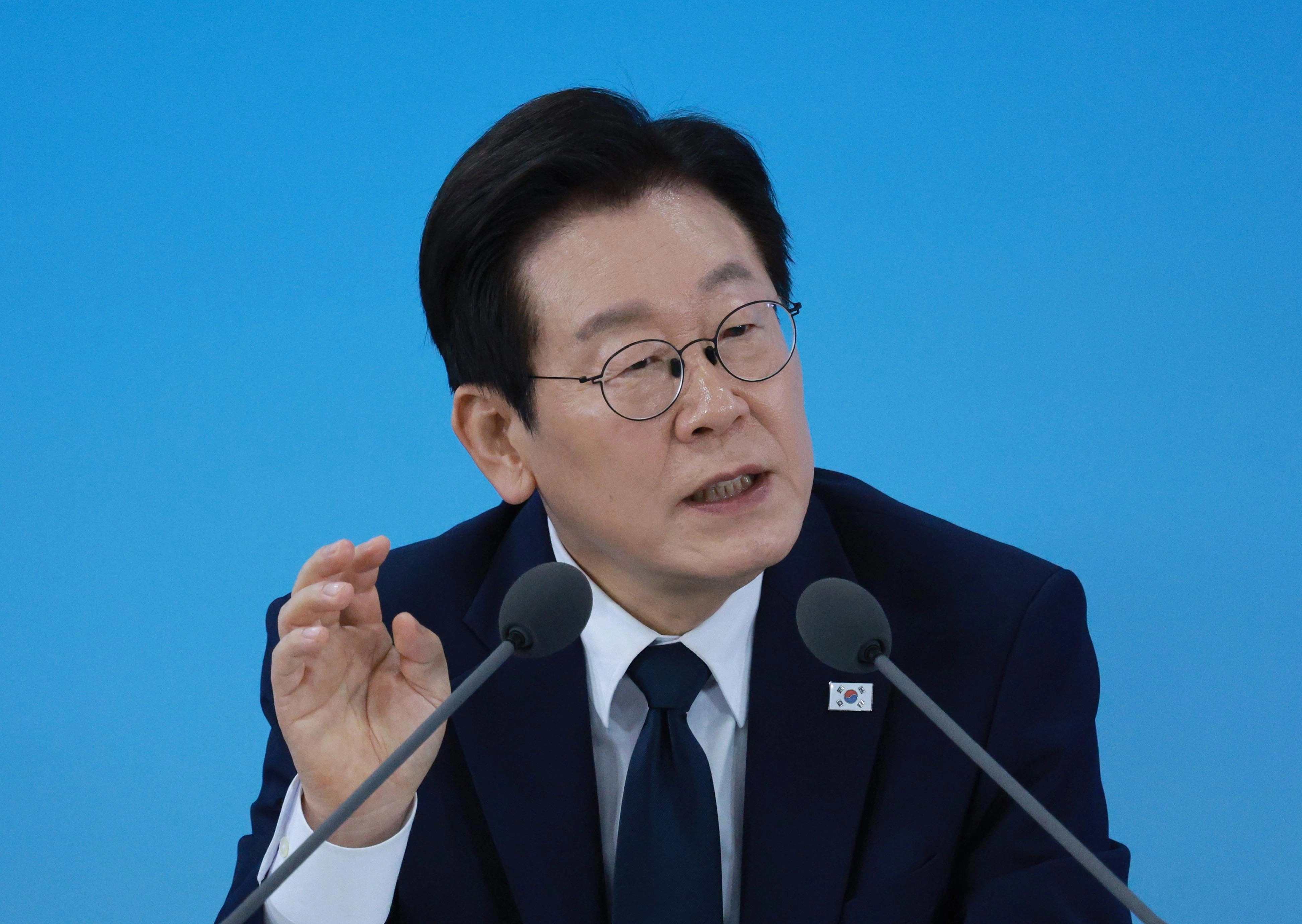 이재명 대통령이 7일 대전 유성구 국립중앙과학관에서 열린 ‘다시 과학기술인을 꿈꾸는 대한민국’ 국민보고회에서 토론을 주재하고 있다. 2025.11.7 대통령실통신사진기자단