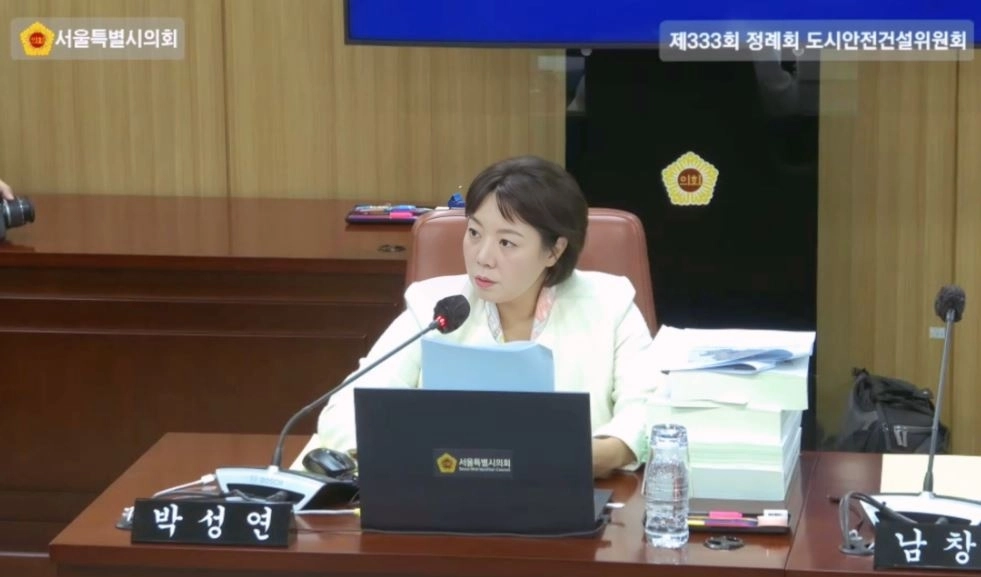 박성연 의원이 제333회 정례회 도시안전건설위원회 행정사무감사에서 물순환안전국장에게 질의하고 있다.