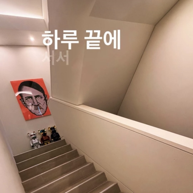 MC몽이 공개한 아돌프 히틀러 얼굴 그림이 걸린 벽면의 모습. MC몽 인스타그램 갈무리